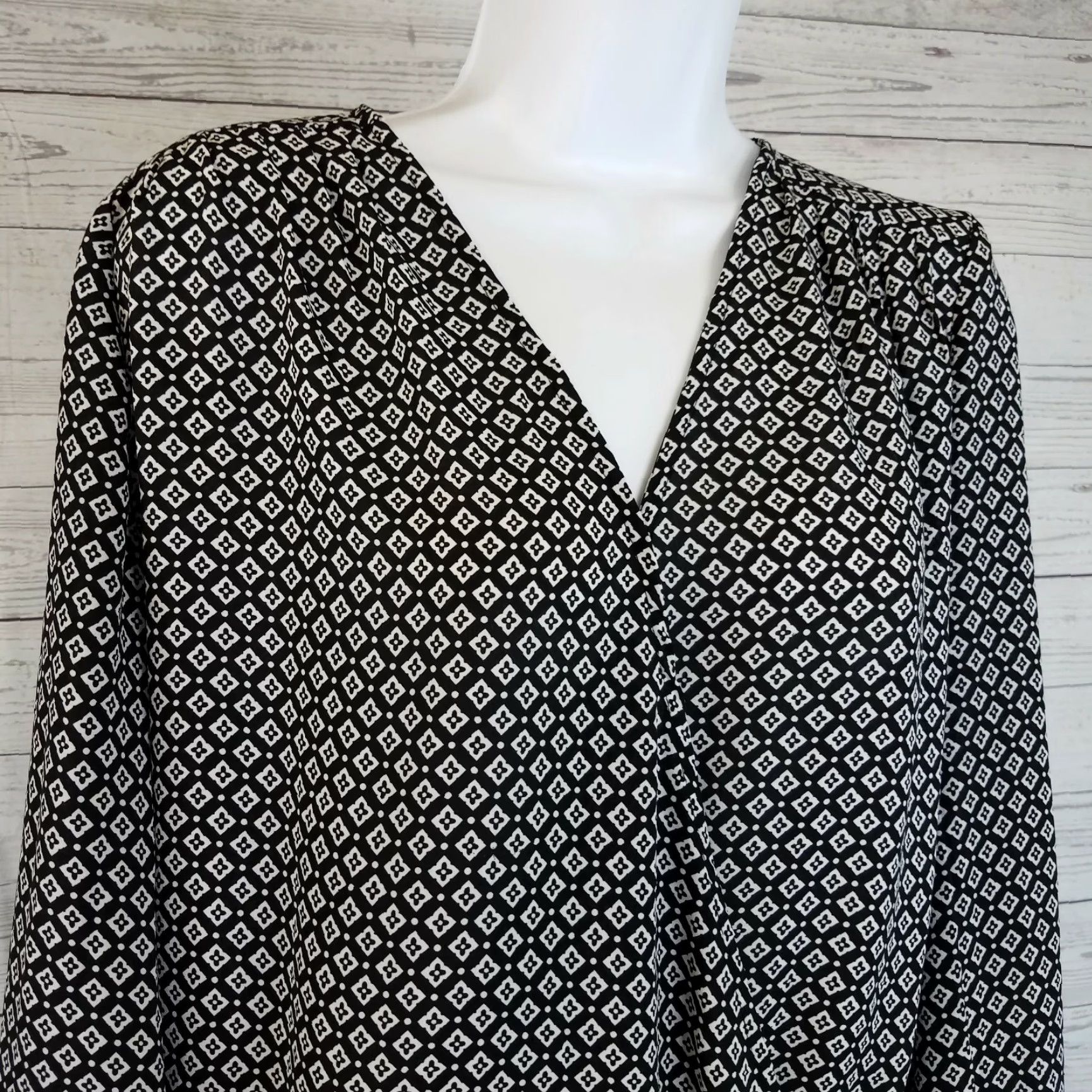 Vintage Max Studio Blouse XS Womens Floral Long Sleeve V-Neck Black White Shirt Ladies Size XS / US 0-2 / IT 36-38 - 2 Thumbnail