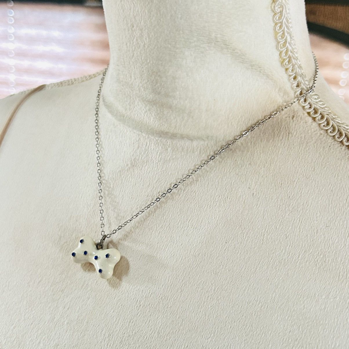 Vintage Ivory enamel solid metal dog bone pendant on chain necklace Size ONE SIZE - 3 Thumbnail