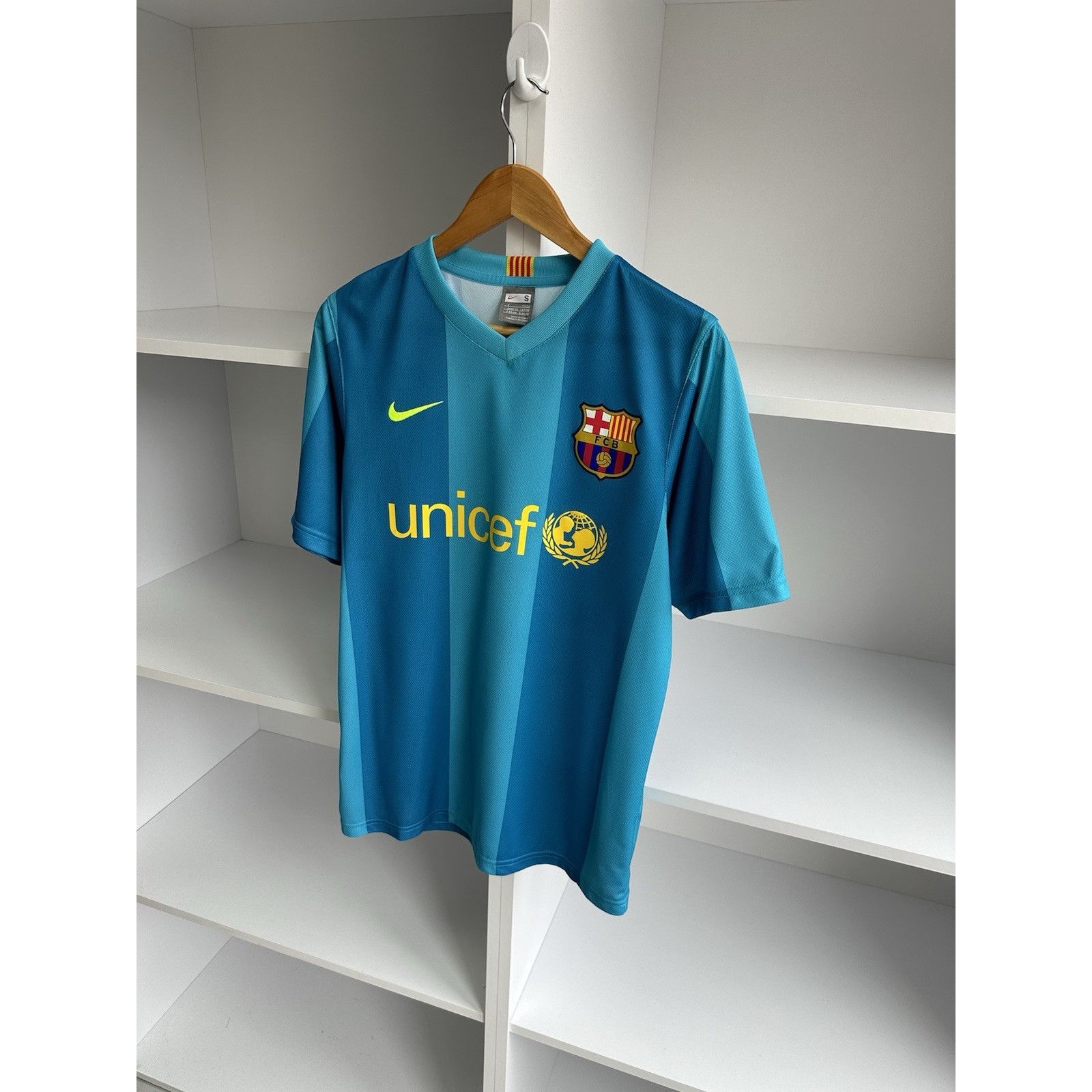 Nike BARCELONA 2007 2008 AWAY FOOTBALL SOCCER SHIRT JERSEY NIKE 2 Size US S / EU 44-46 / 1 - 2 Thumbnail
