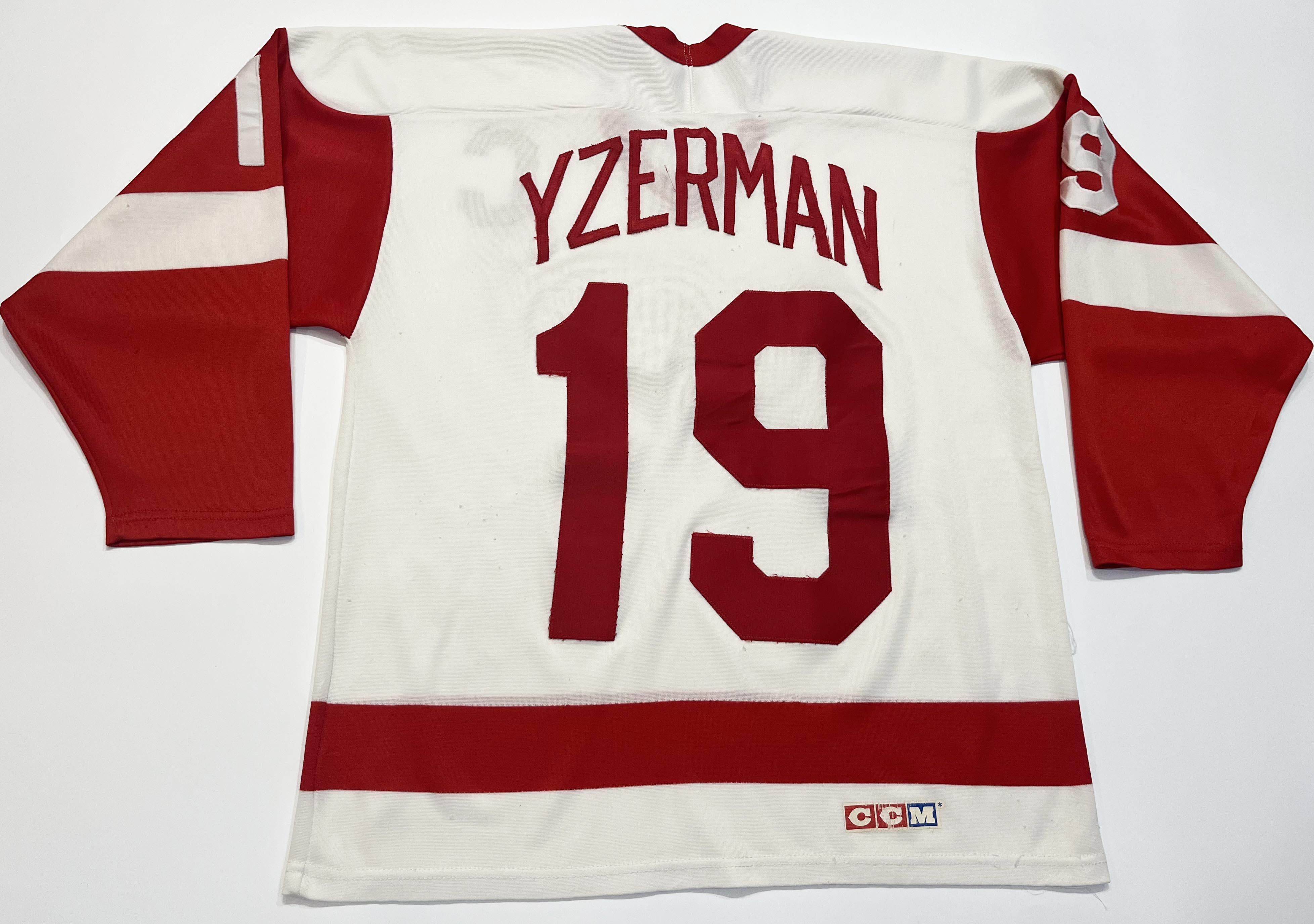 Ccm Vintage CCM Detroit Red Wings YZERMAN #19 NHL Hockey Jersey Size US L / EU 52-54 / 3 - 4 Thumbnail