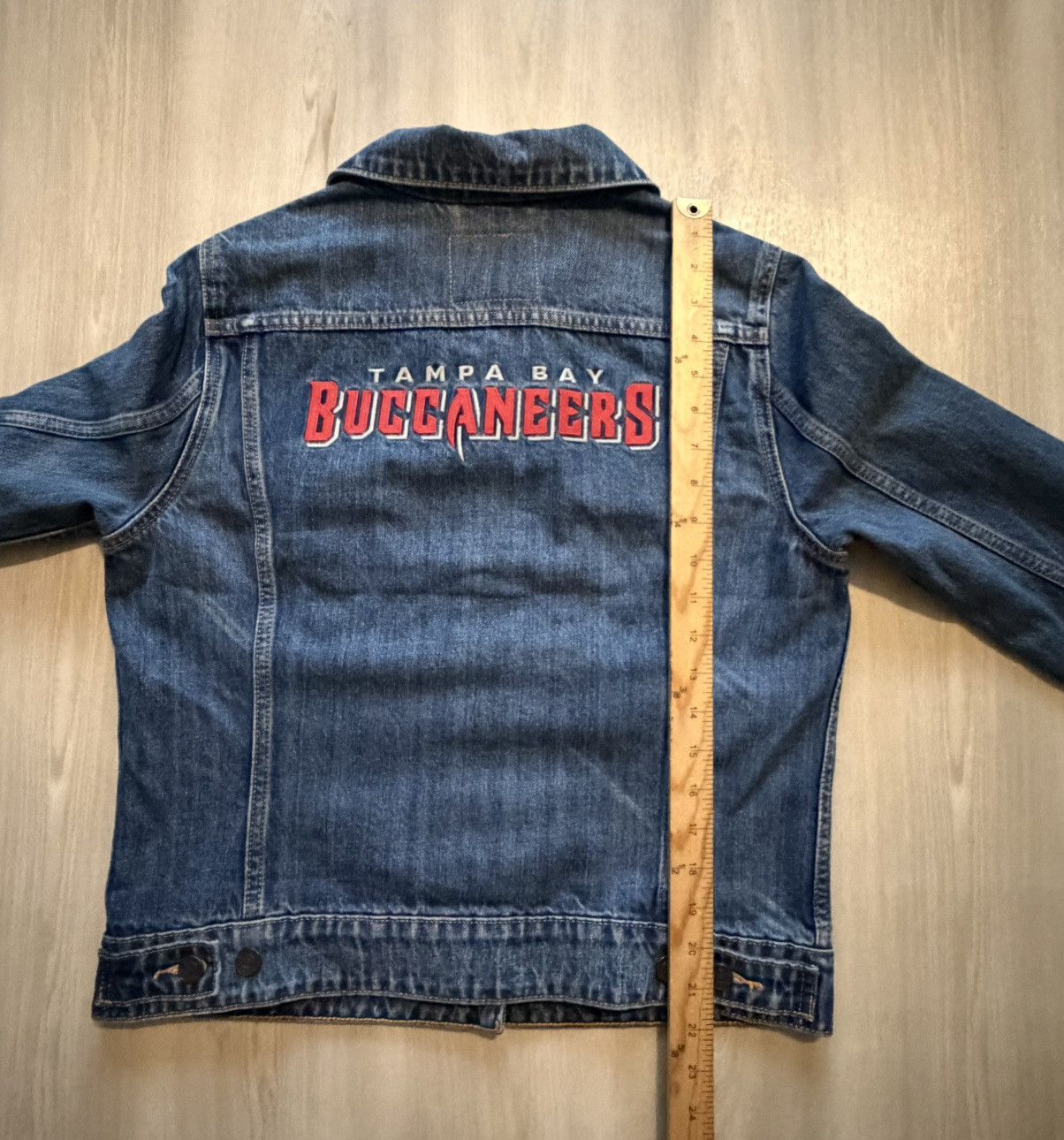 Levi's Levis x NFL Tampa Bay Buccaneers Denim Trucker Jacket Sz L Size L / US 10 / IT 46 - 6 Thumbnail