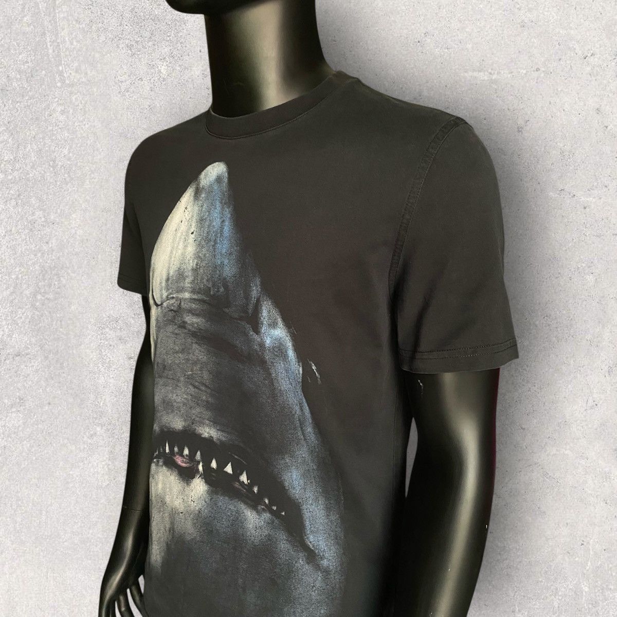 Givenchy Fall17 Shark By Riccardo Tisci Size US S / EU 44-46 / 1 - 3 Thumbnail