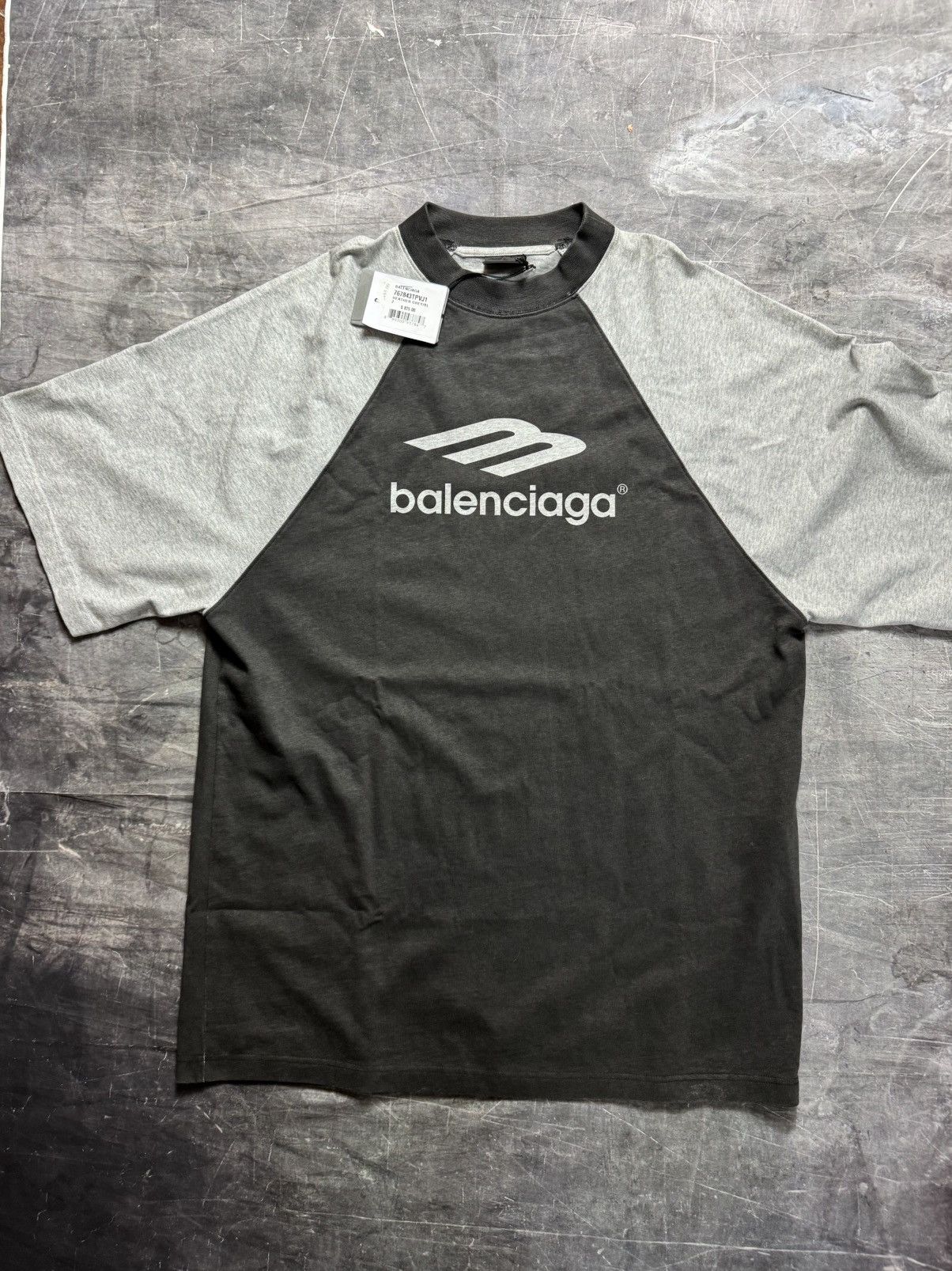 Balenciaga Balenciaga 3B Logo Crewneck T-Shirt in Grey Size US XL / EU 56 / 4 - 1 Thumbnail