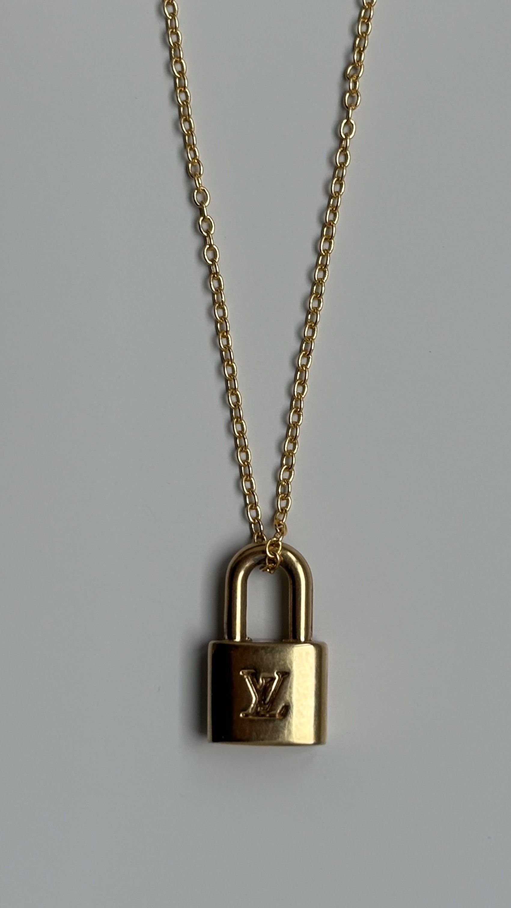 Louis Vuitton Louis Vuitton Gold Lock Logo Pendant Necklace Size ONE SIZE - 1 Thumbnail