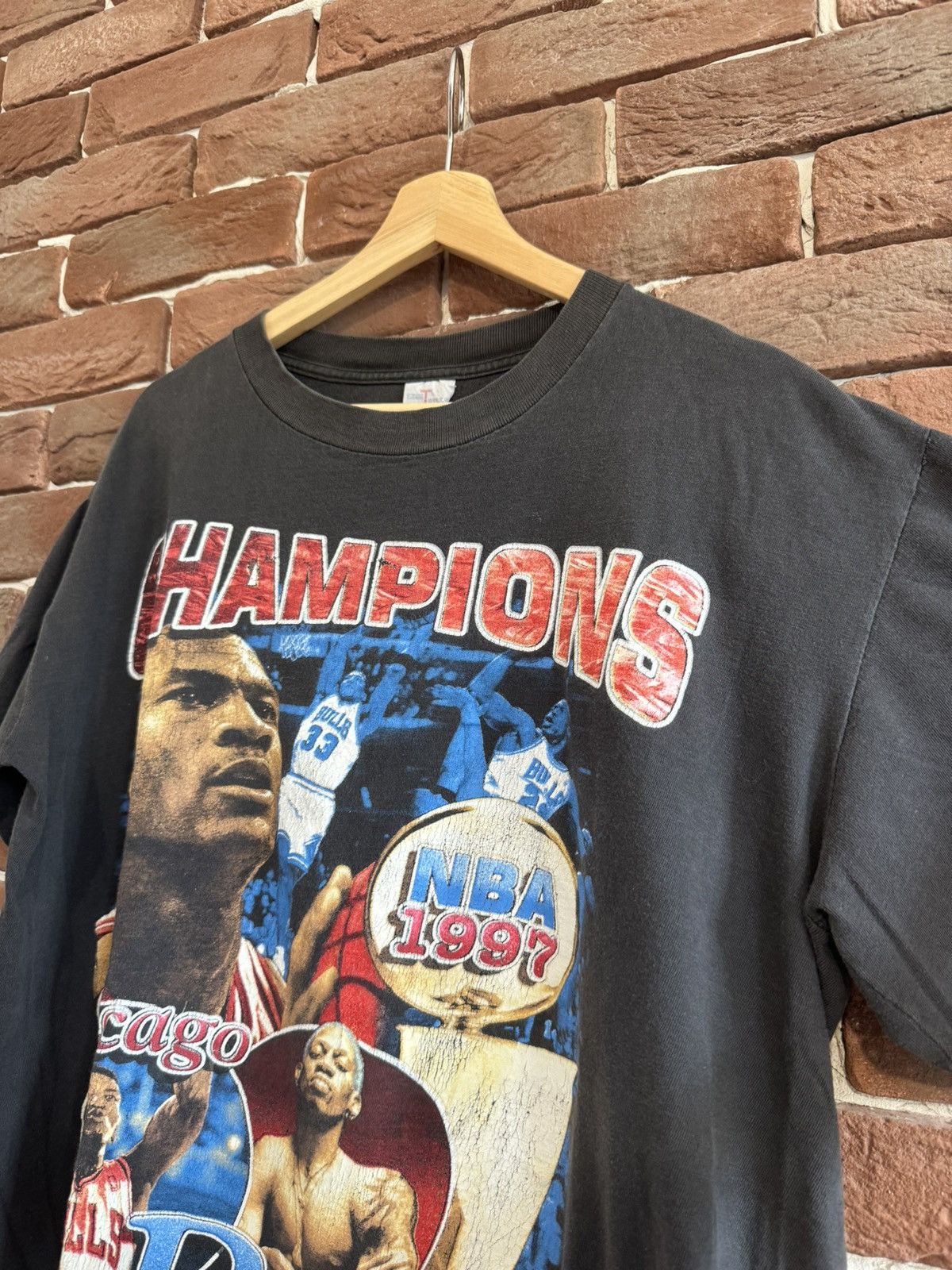 NBA Vintage 90s Chicago Bulls 1997 Championship Rap Tee Size US XL / EU 56 / 4 - 7 Thumbnail