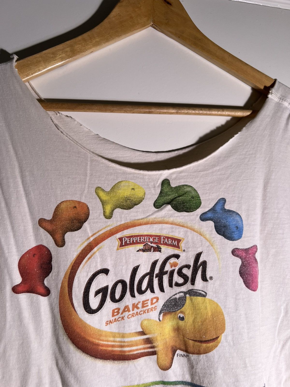 Vintage Y2K 2000’s VTG Vintage Goldfish x V8 Retro Graphic Tee Shirt Size US XL / EU 56 / 4 - 4 Thumbnail