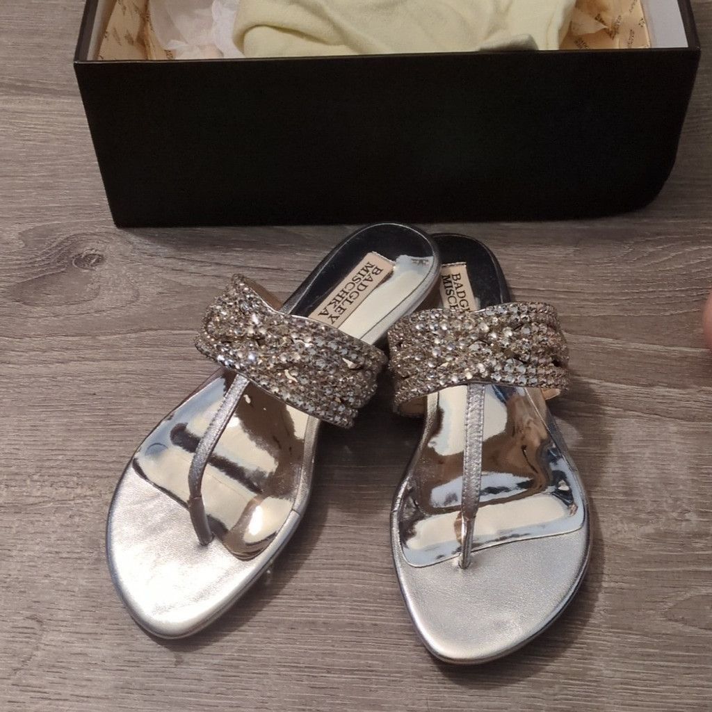 Badgley Mischka Trent Silent Leather Thong Sandals Size 6 in Silver, Women's
