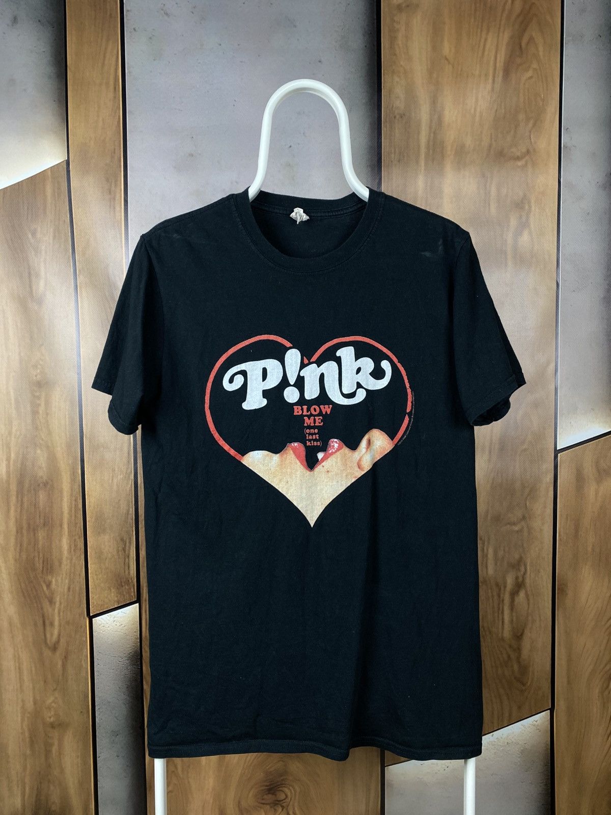 Band Tees 🎸Vintage 2015 T-Shirt Pink Blow Me One Last Kiss Rock Tee🎸 Size US M / EU 48-50 / 2 - 1 Thumbnail