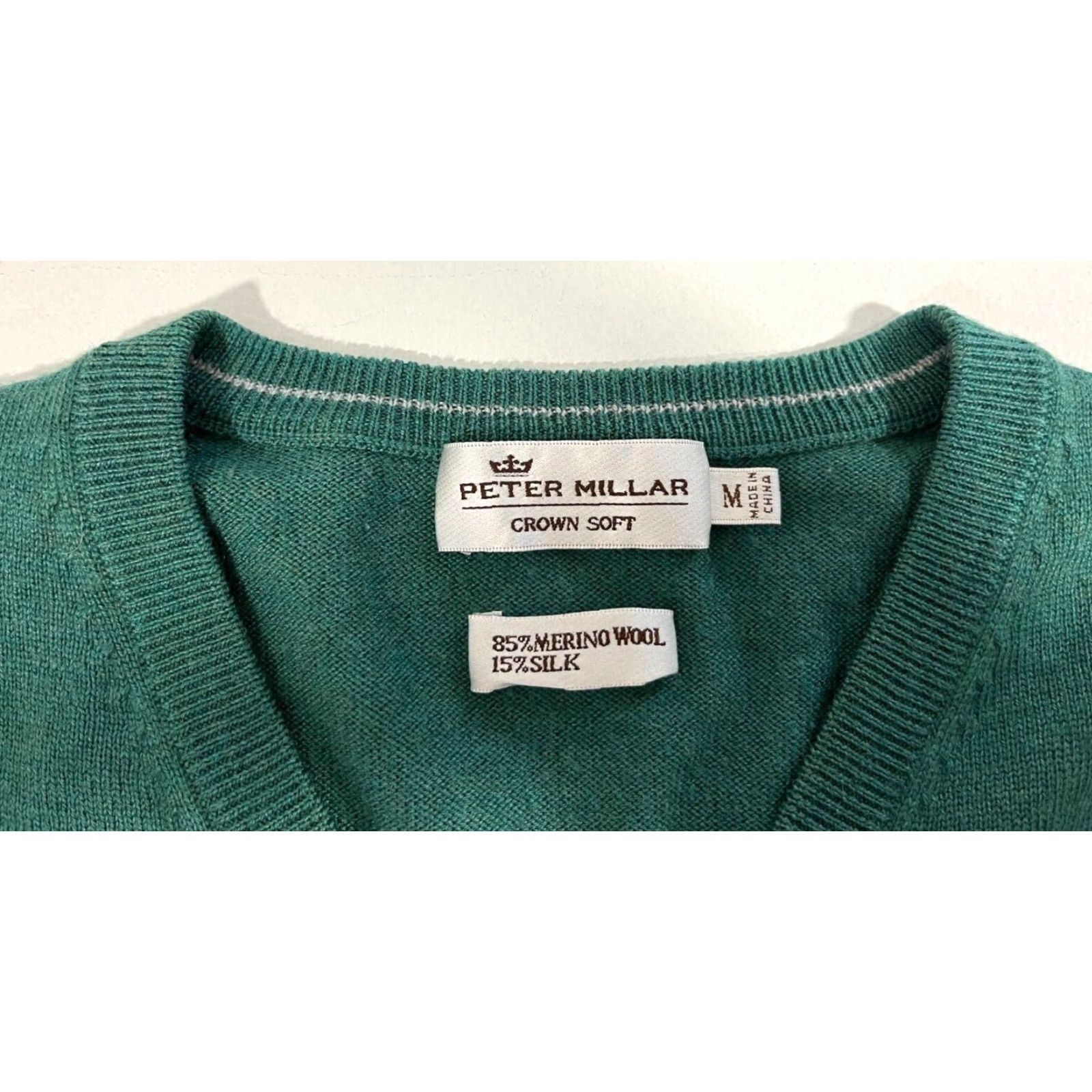 Peter Millar VINTAGE Peter Millar Crown Soft V-Neck Sweater Merino Wool Silk Sz M Green Men’s Knit Pullover V-Neck 85% Merino Wool, 15% Silk Lightweight Soft Size US M / EU 48-50 / 2 - 4 Thumbnail