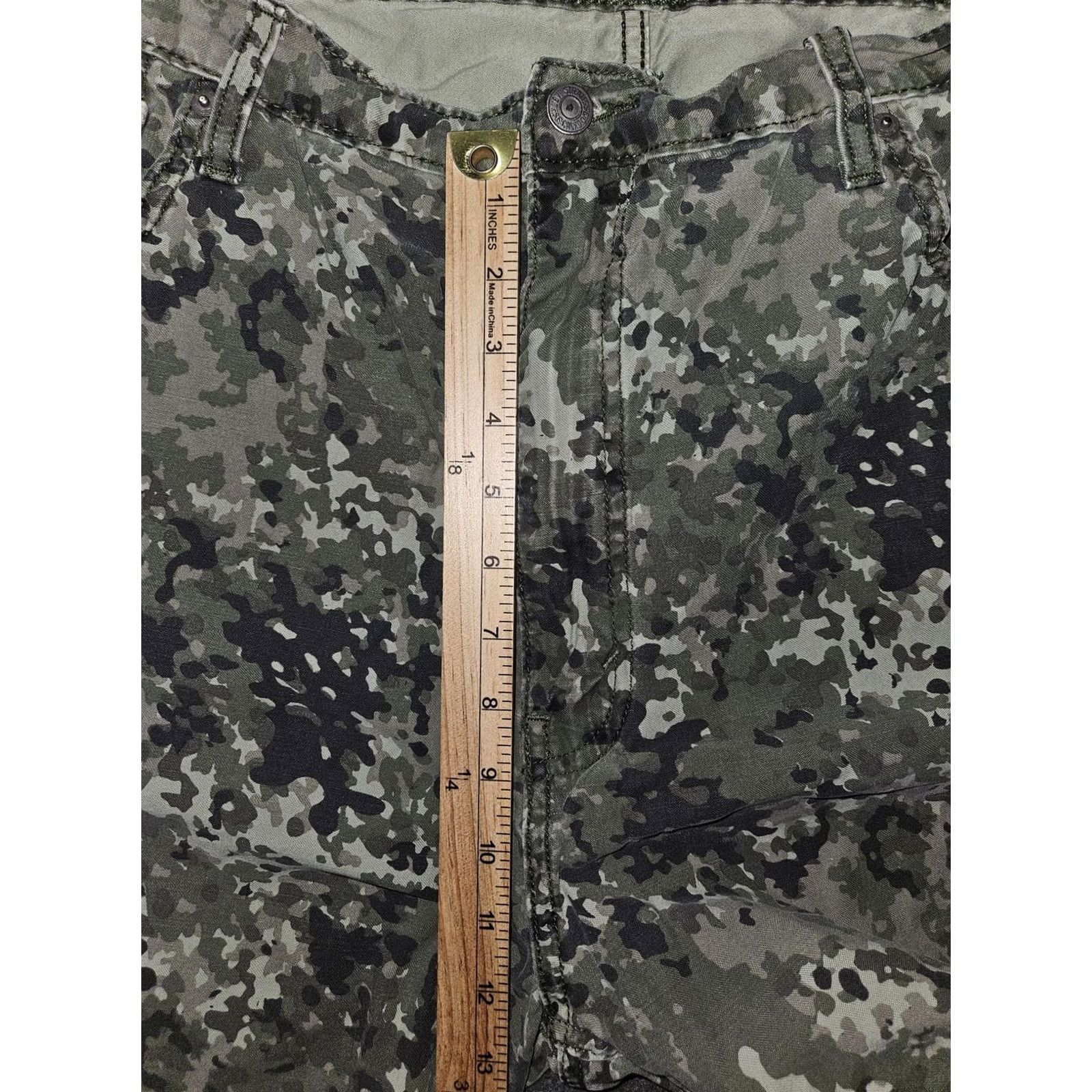 Levi's Levi's Bermuda Shorts Mens 42 Green Camouflage Denim Relaxed 5-Pocket Pockets Summer Casual Bermuda Shorts Size US 42 / EU 58 - 3 Thumbnail