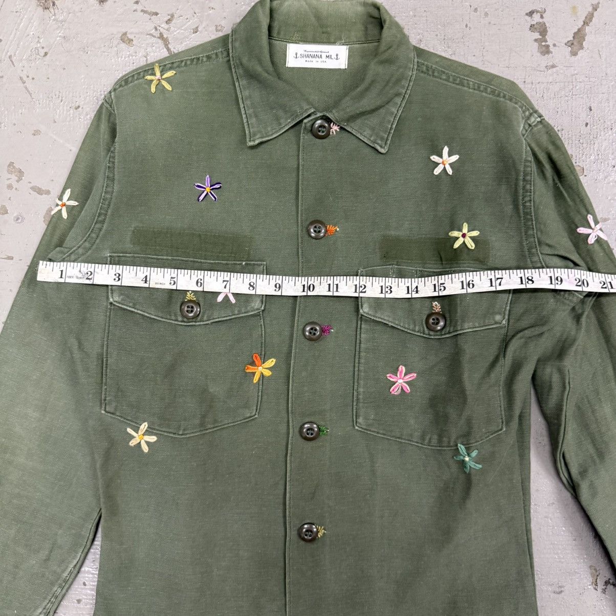 Vintage 1960s Shanana Mil Embroidered Daisy Utility Shirt in Olive Size US M / EU 48-50 / 2 - 12 Thumbnail