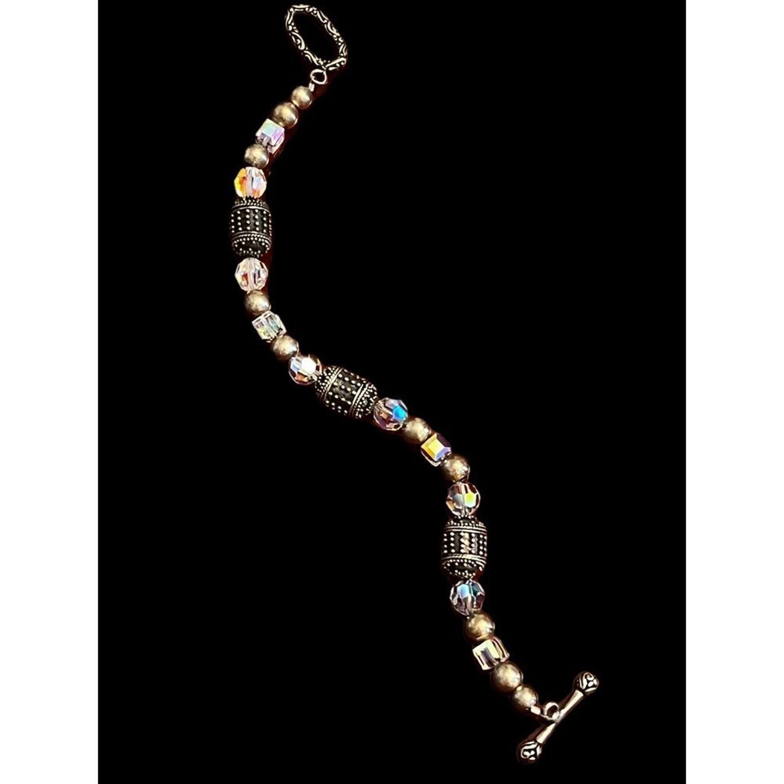 The Unbranded Brand Aurora Borealis and Gold Bead Toggle Bracelet Size ONE SIZE - 2 Thumbnail