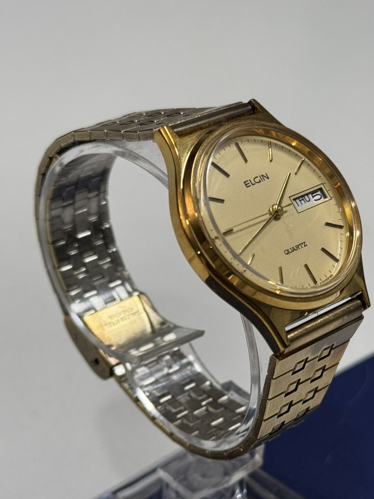 Other Vintage Elgin Day/Date Gold Tone Quartz Watch Size 34 - 3 Thumbnail