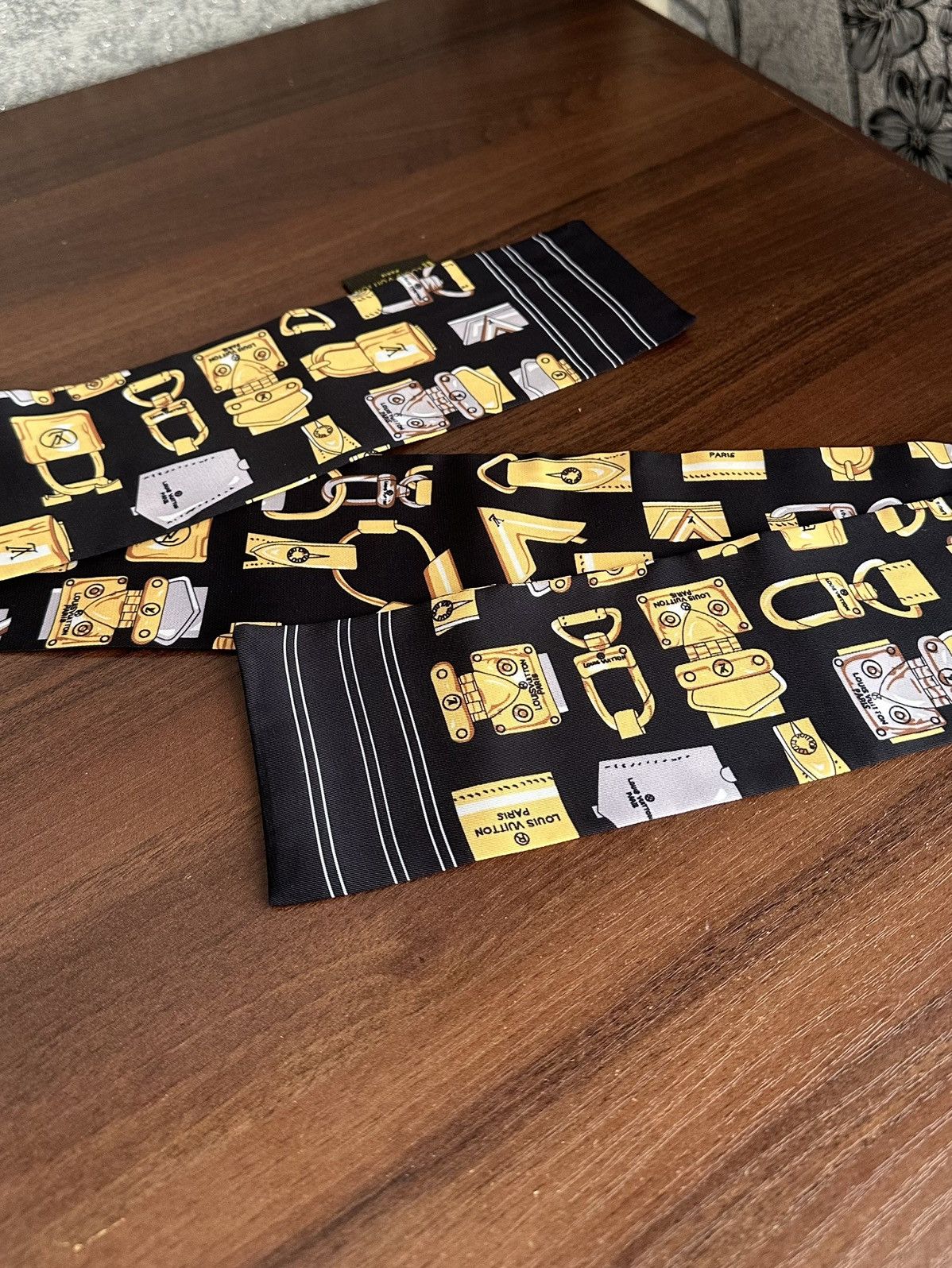 Louis Vuitton Bandeau silk scarf Louis Vuitton Black in Silk Size ONE SIZE - 4 Thumbnail