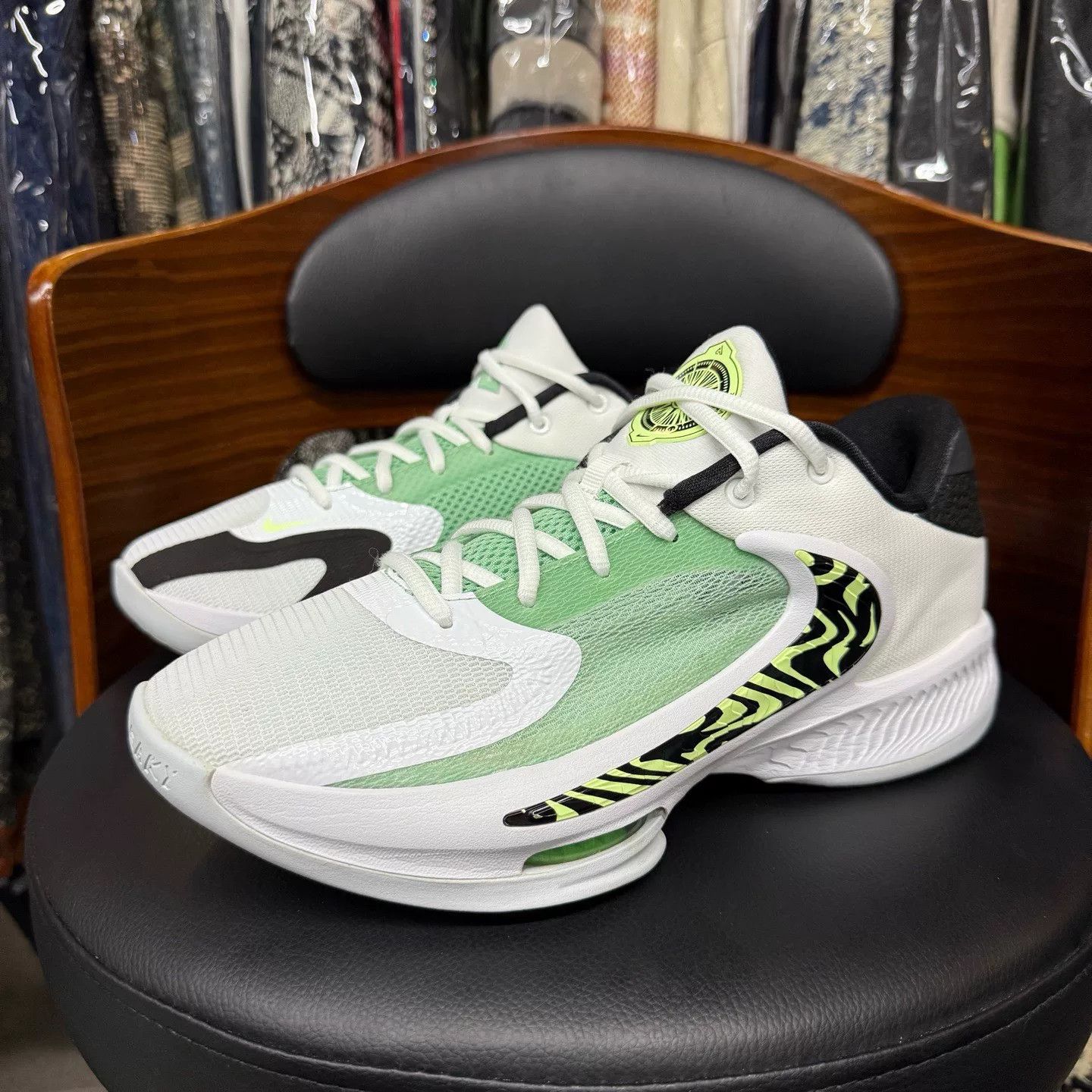 Nike Nike Green Lowtop Sneakers 43 Men Size US 10 / EU 43 - 1 Thumbnail