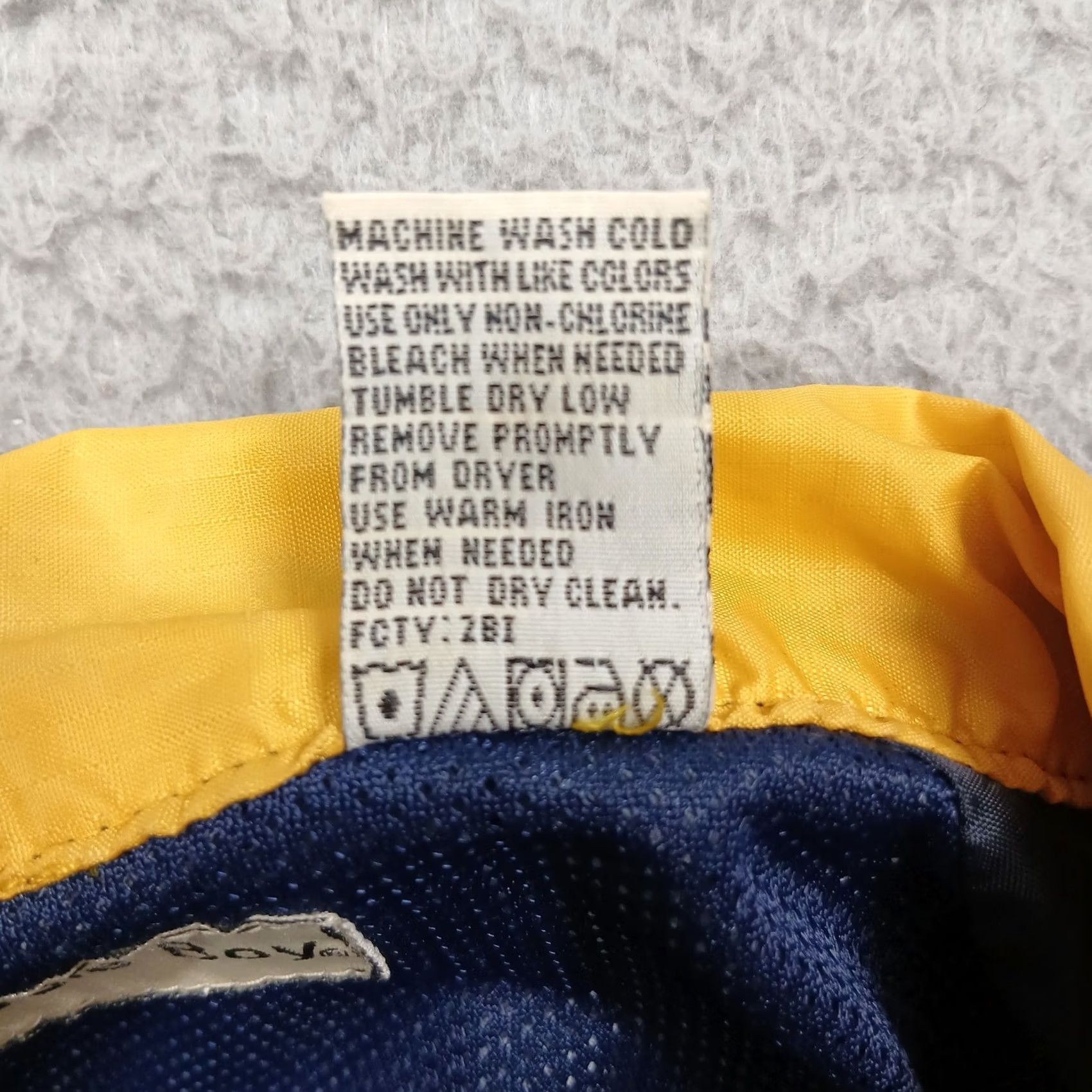 Bugle Boy VINTAGE Bugle Boy Windbreaker Jacket Blues Yellow Nylon Men L Navy Yellow Windbreaker Jacket Full Zip Size US L / EU 52-54 / 3 - 6 Thumbnail