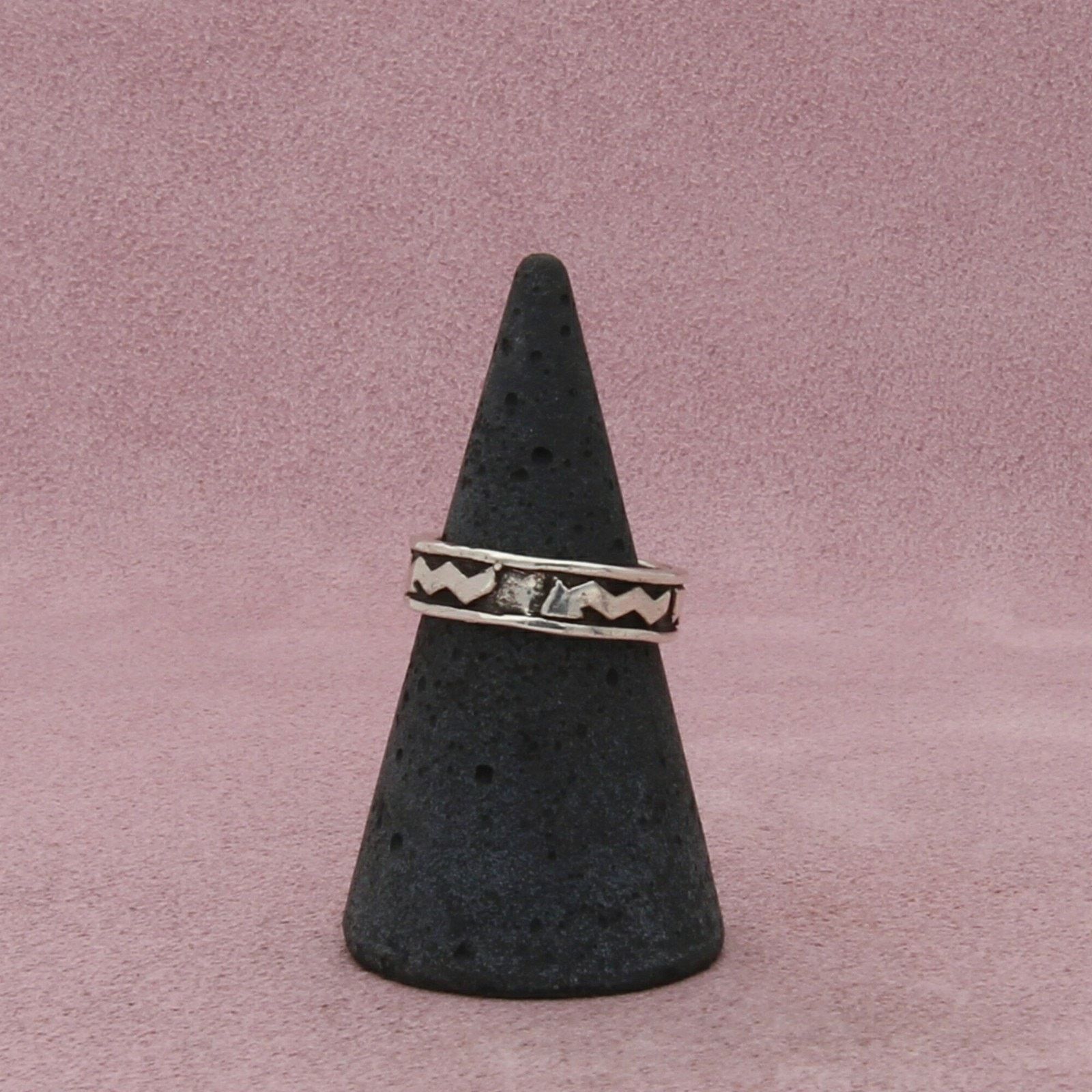 Sterling Silver sterling silver vintage wavy arrow band ring size 6 Size ONE SIZE - 5 Thumbnail