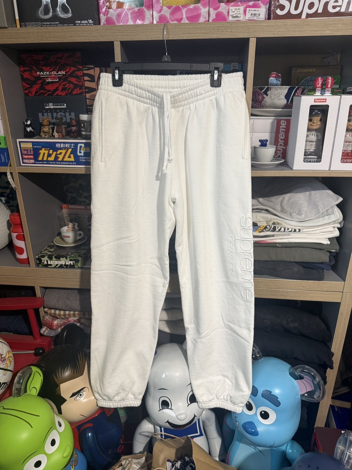 Supreme Supreme White Classic Logo Sweatpants SS26 Size US 32 / EU 48 - 1 Thumbnail