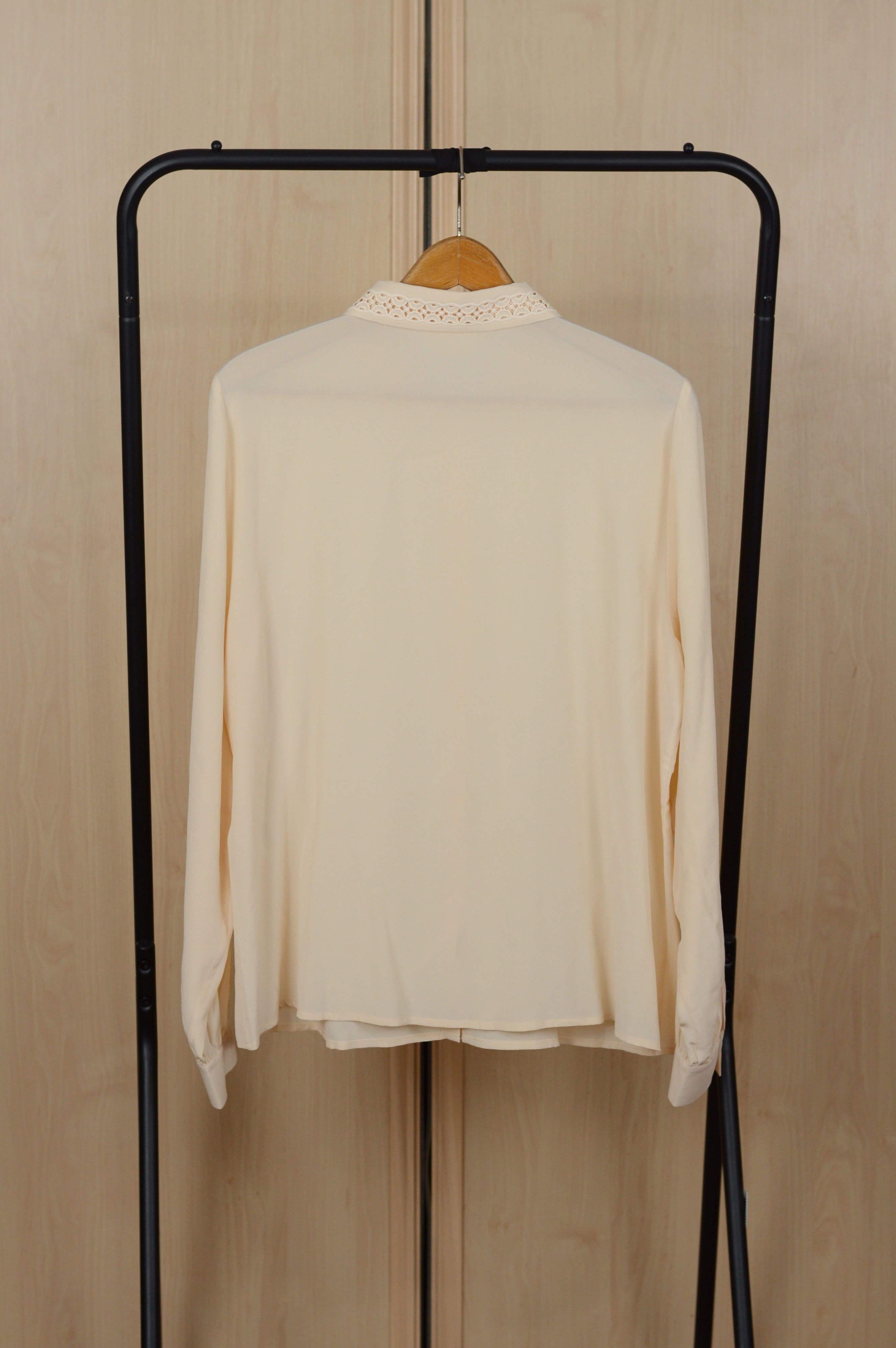 Sezane Sezane Silk Creamy Shirt Buttons up Size L / US 10 / IT 46 - 3 Thumbnail