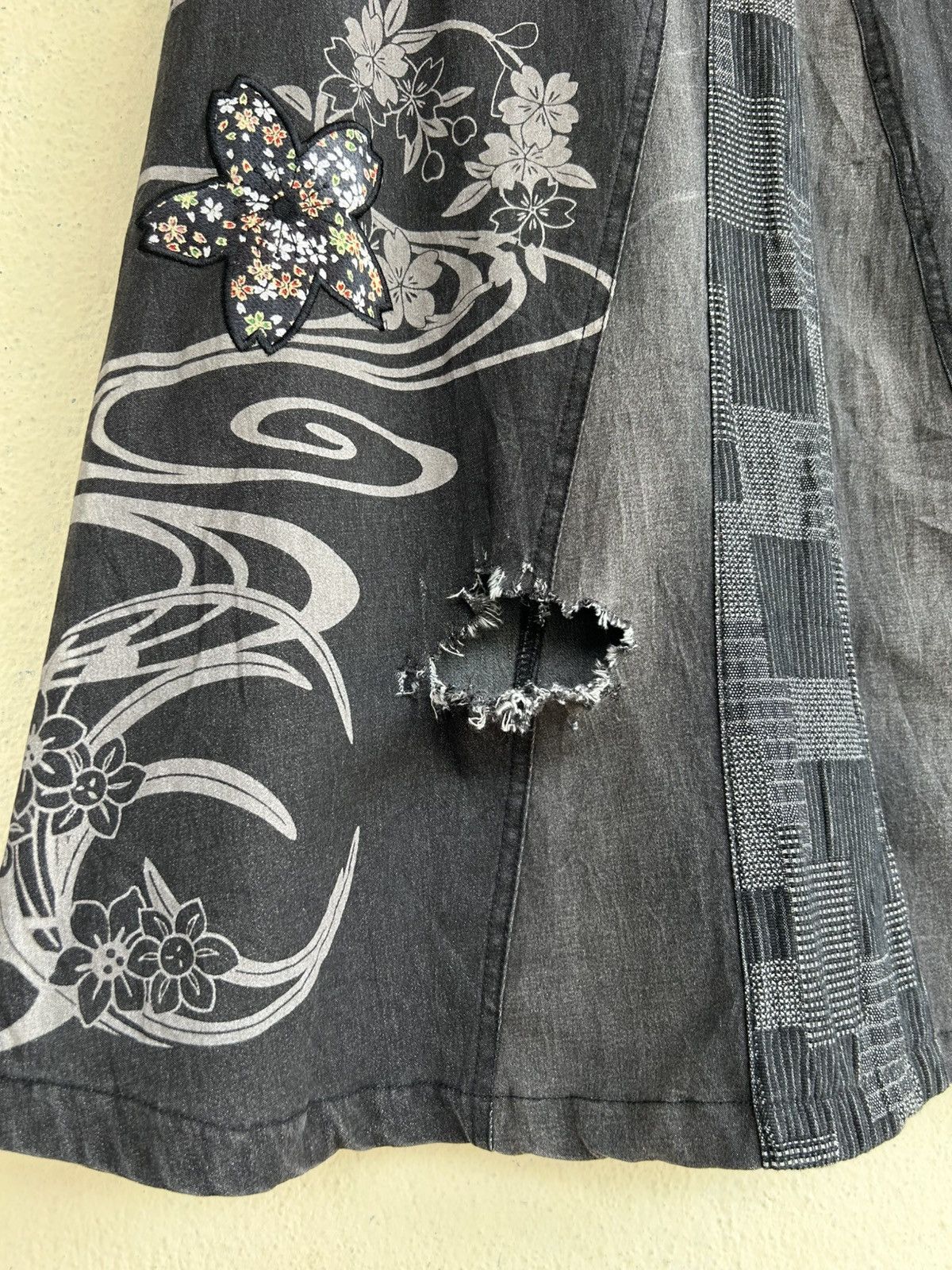 Japanese Brand Karakuri Tamashii Floral Strechable Denim Skirt Size 24" / US 00 / IT 34 - 5 Thumbnail
