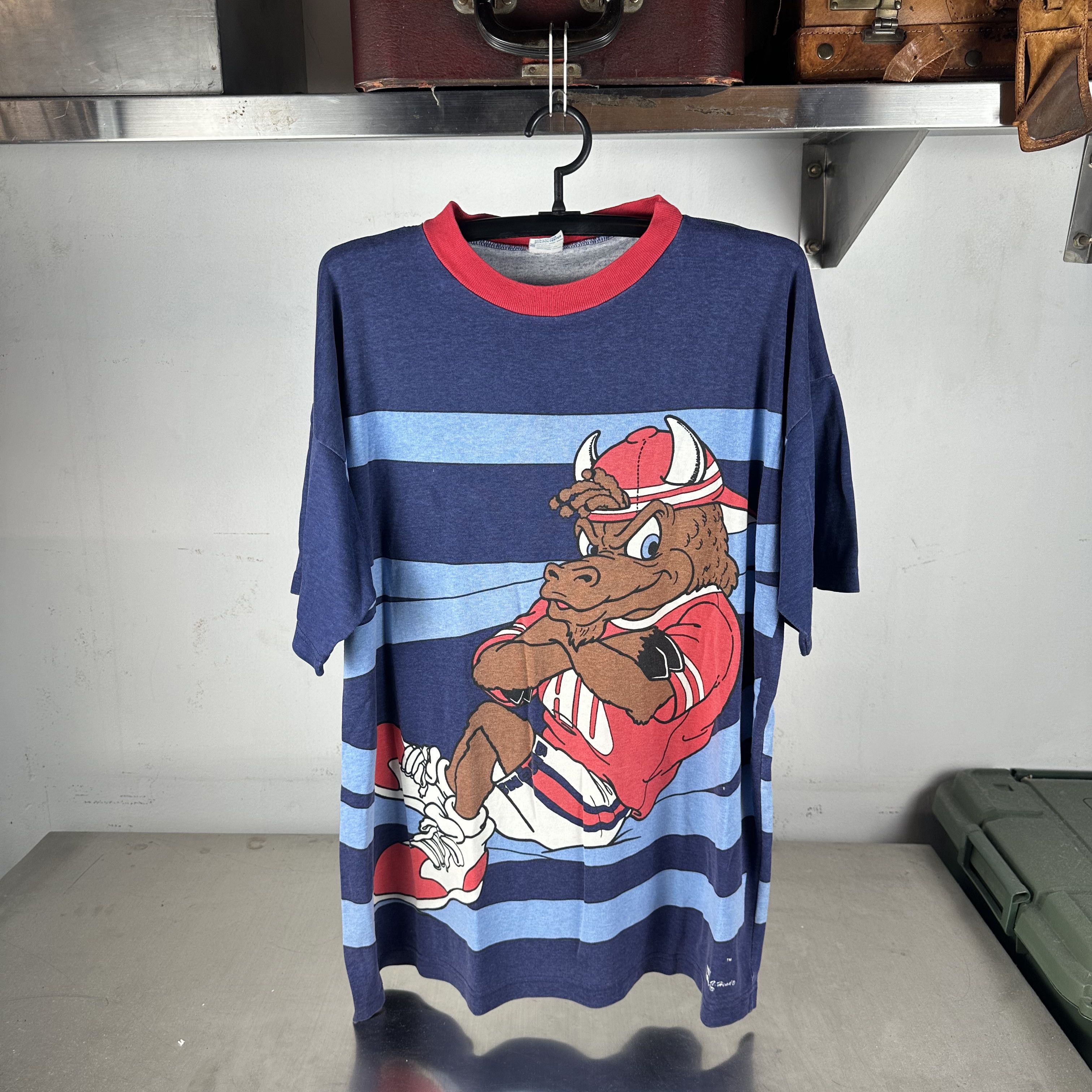 Vintage ​​​​90s Howard University Bison Mascot NCAA AOP T-shirt Size US XL / EU 56 / 4 - 1 Thumbnail