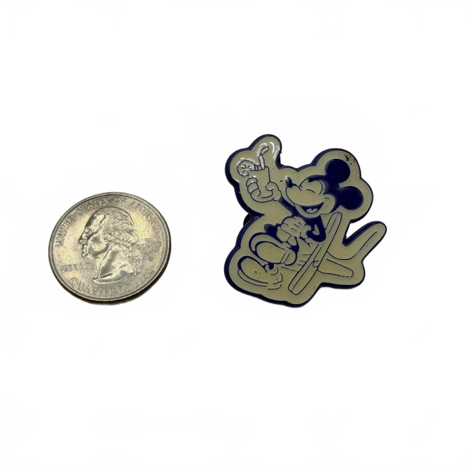 Disney Disney Pin - Mickey Mouse - Lounge Chair and Lemonade Size ONE SIZE - 3 Thumbnail