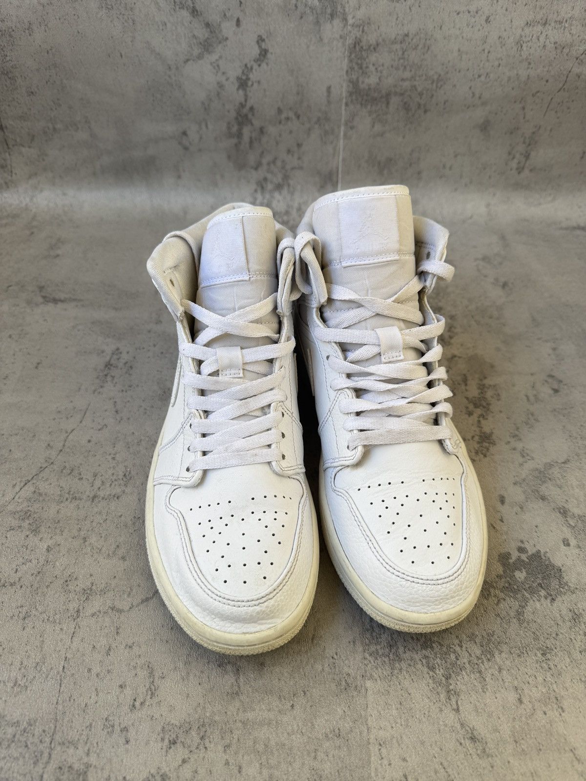 Nike NIKE AIR JORDAN 1 MID TRIPPLE WHITE Size US 8 / EU 41 - 6 Thumbnail