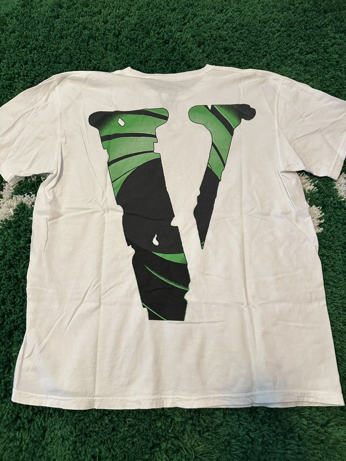 The Weeknd × Vlone Vlone x The Weeknd Juice WRLD V Logo Tee XL Size US XL / EU 56 / 4 - 1 Thumbnail