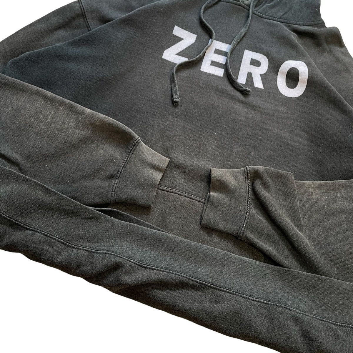 Vintage VINTAGE Y2K ZERO SKATEBOARD HOODIE Size US XL / EU 56 / 4 - 5 Thumbnail