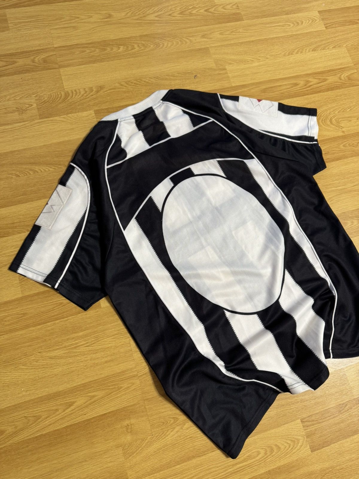 Lotto Sport × Vintage Lotto 2002-2003 Juventus FC Home (size XL) Size US XL / EU 56 / 4 - 11 Thumbnail