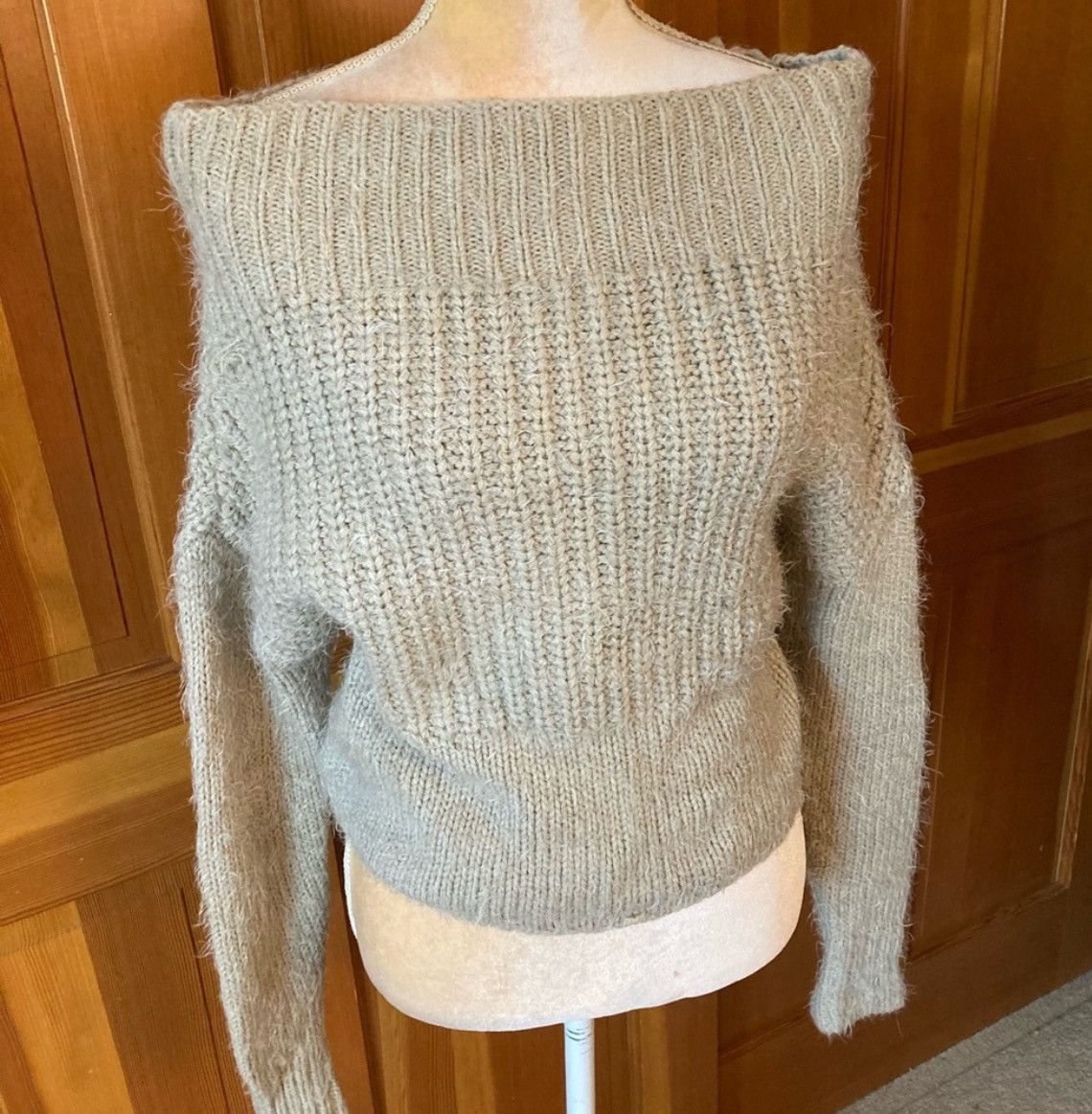 Designer × Other NWOT, Active USA Women’s Grey Off Shoulder Sweater. Size S / US 4 / IT 40 - 13 Thumbnail