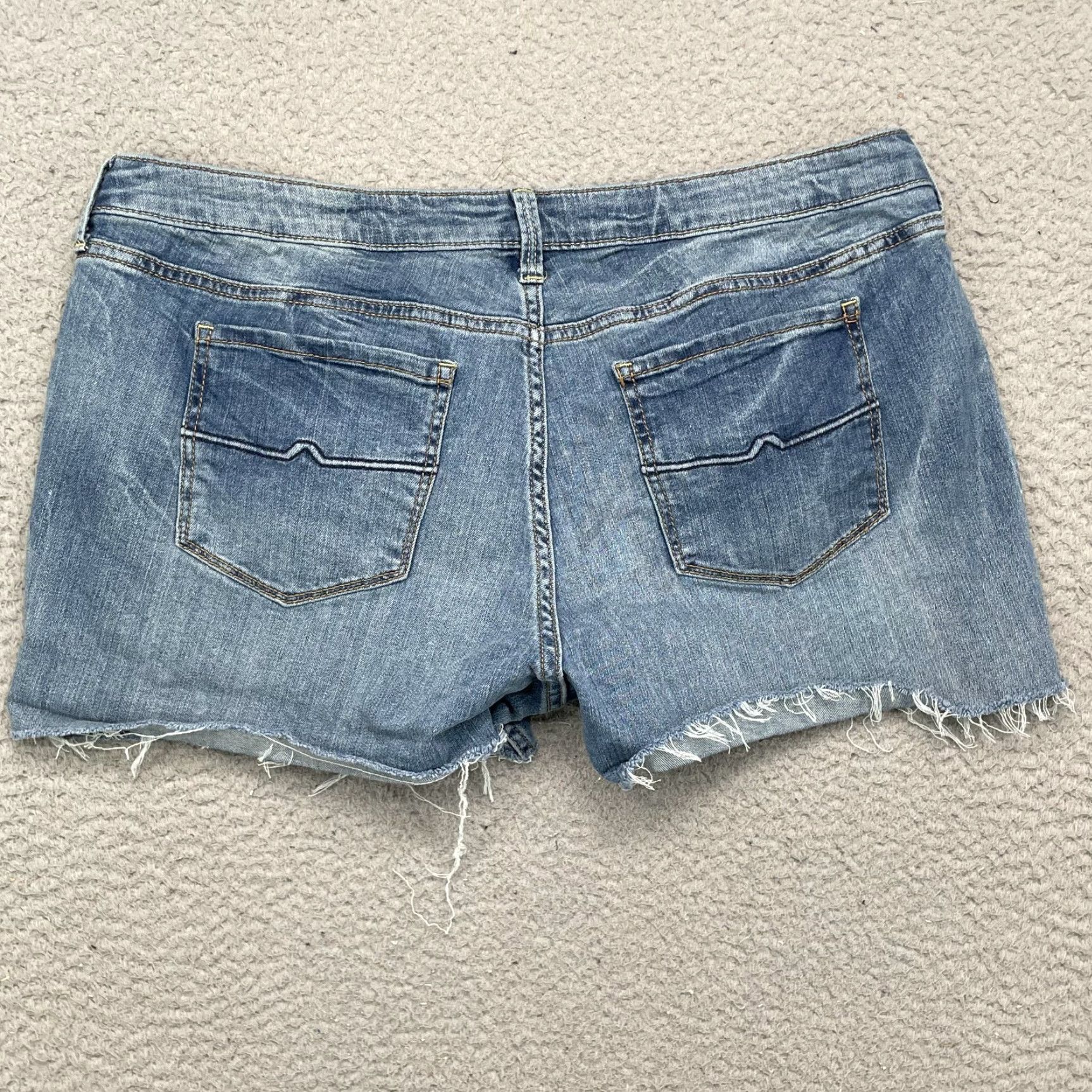 Vintage VINTAGE Arizona Jean Shorts Womens 19 Raw Hem Y2K Retro Daisy 90's American Preppy Rodeo Shirt? Size 40" / US 18 - 7 Thumbnail