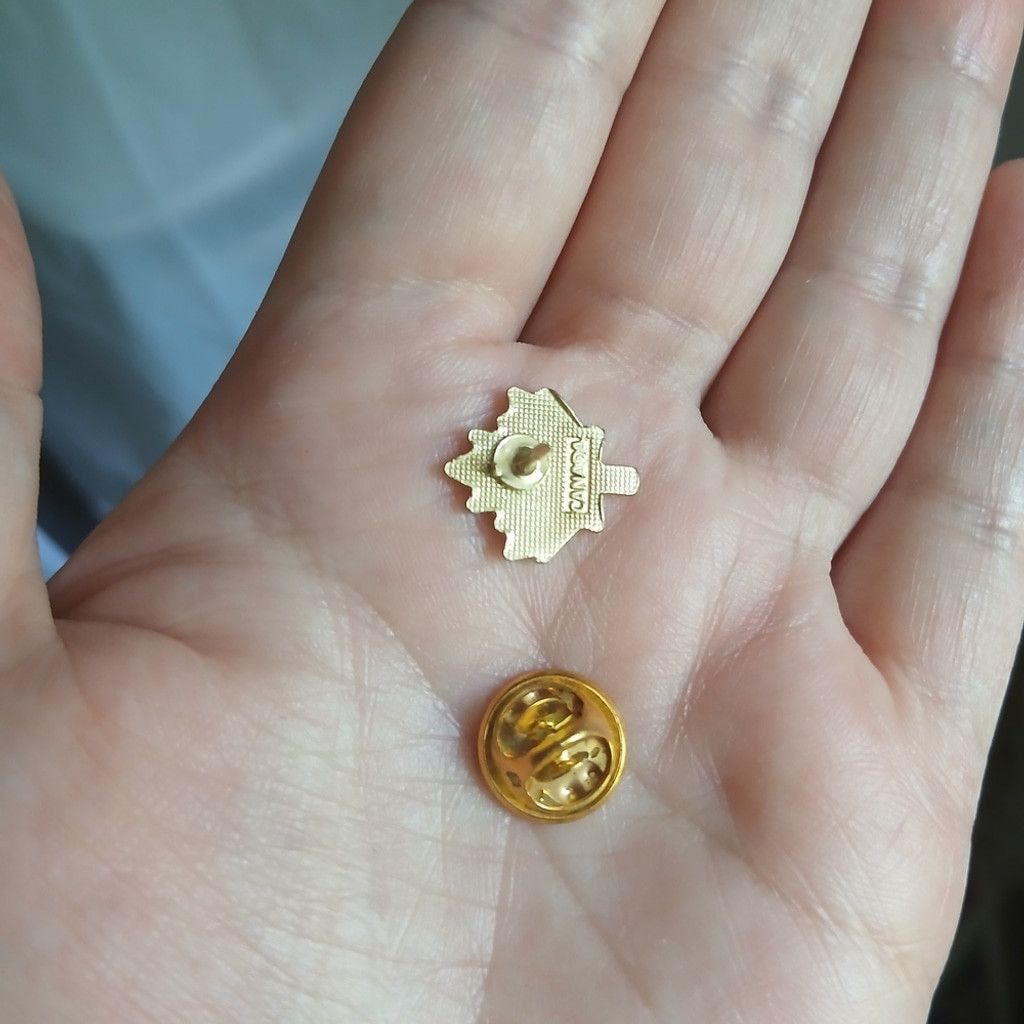 The Unbranded Brand Made in Canada 🇨🇦 Canadian Pin Gold and Red Maple Leaf Pin Size ONE SIZE - 5 Thumbnail