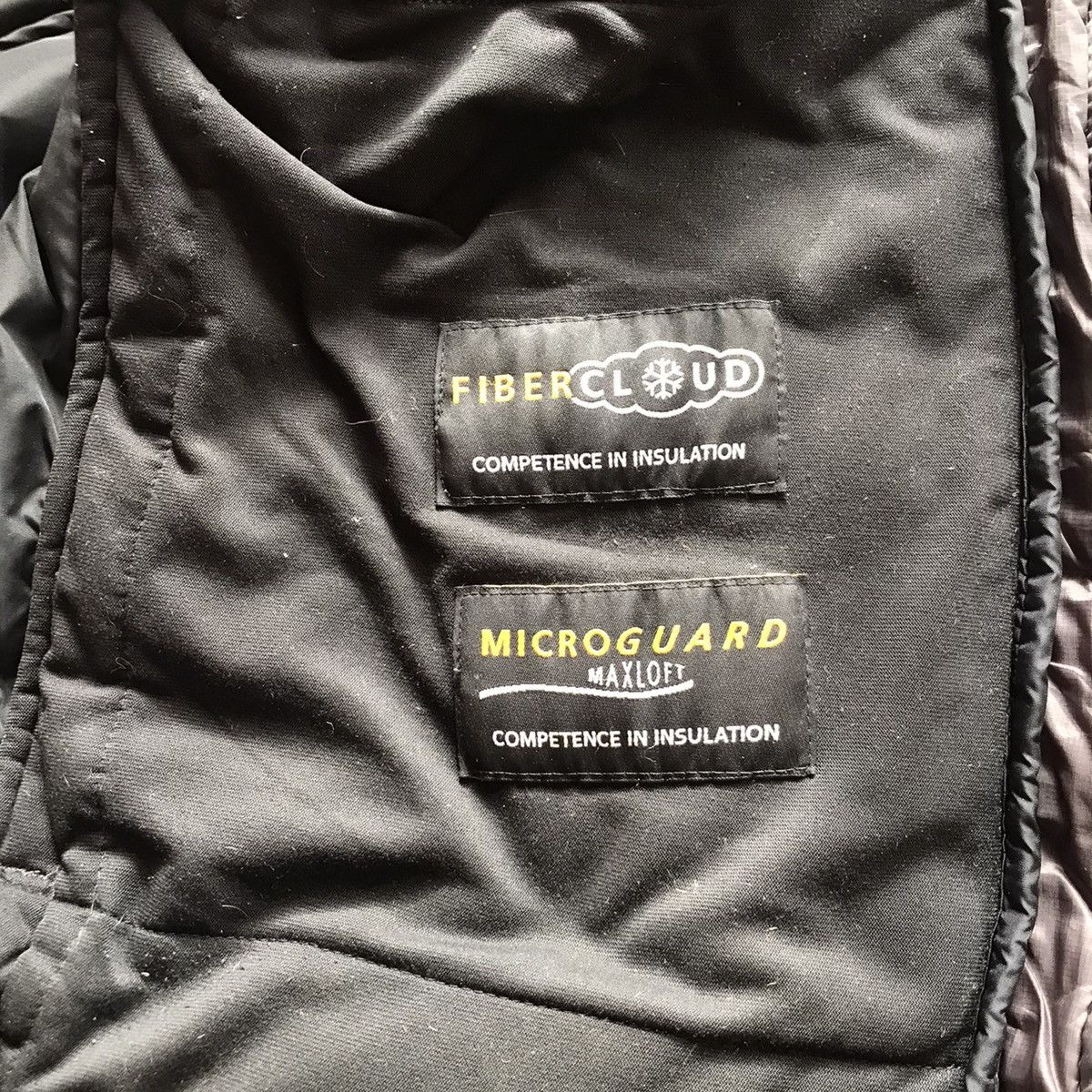 Vintage Vintage Jack Wolfskins Quilted Down Jacket Gorpcore Y2K S Size US S / EU 44-46 / 1 - 12 Thumbnail