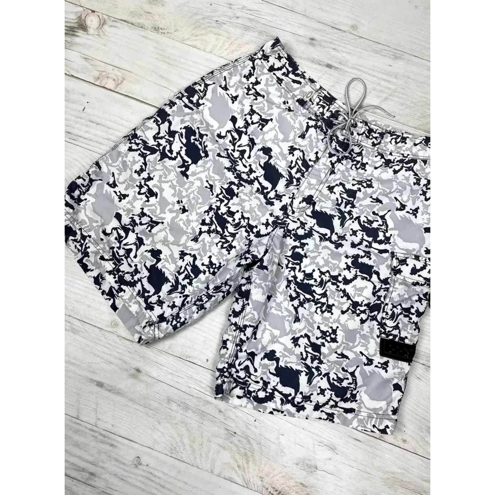 Oakley VINTAGE Oakley Men's Swim Shorts Bottom 32 White Drawstring 00s Skulls 9.06 in 11.81 in 23 cm 30 cm 33 cm Size US 32 / EU 48 - 3 Thumbnail