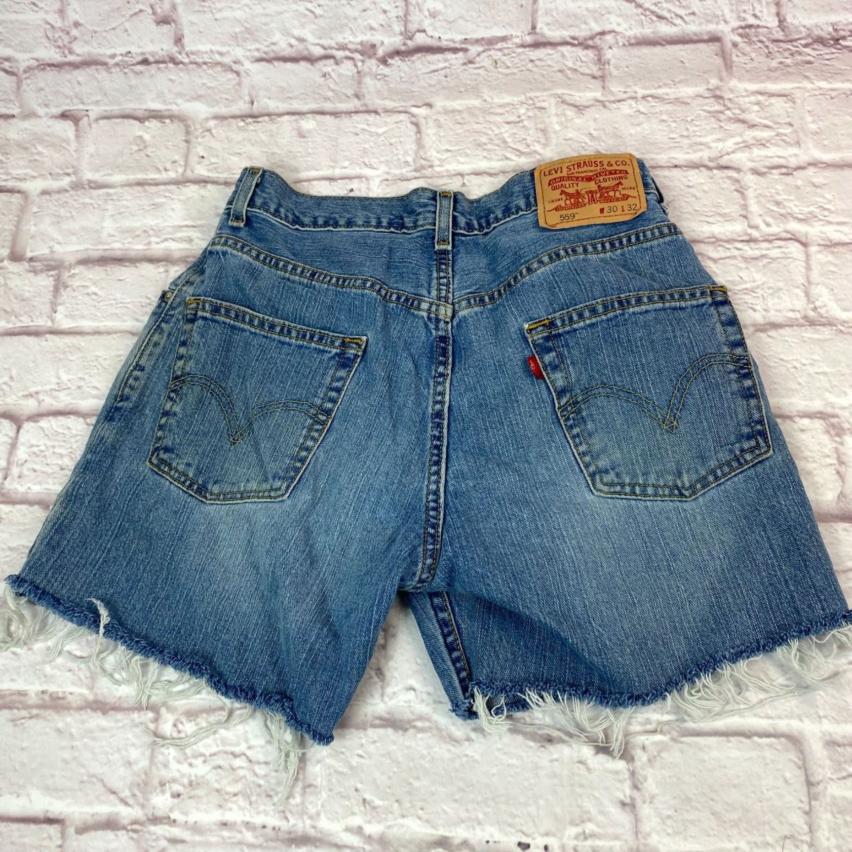 Levi's VINTAGE Levis 559 Relaxed Bermuda Jean Shorts Mens W30 Medium Blue 90s Outdoor 5-Pocket Design Zipper Button 3 in Inseam Denim Cotton Slim? Size US 30 / EU 46 - 5 Thumbnail