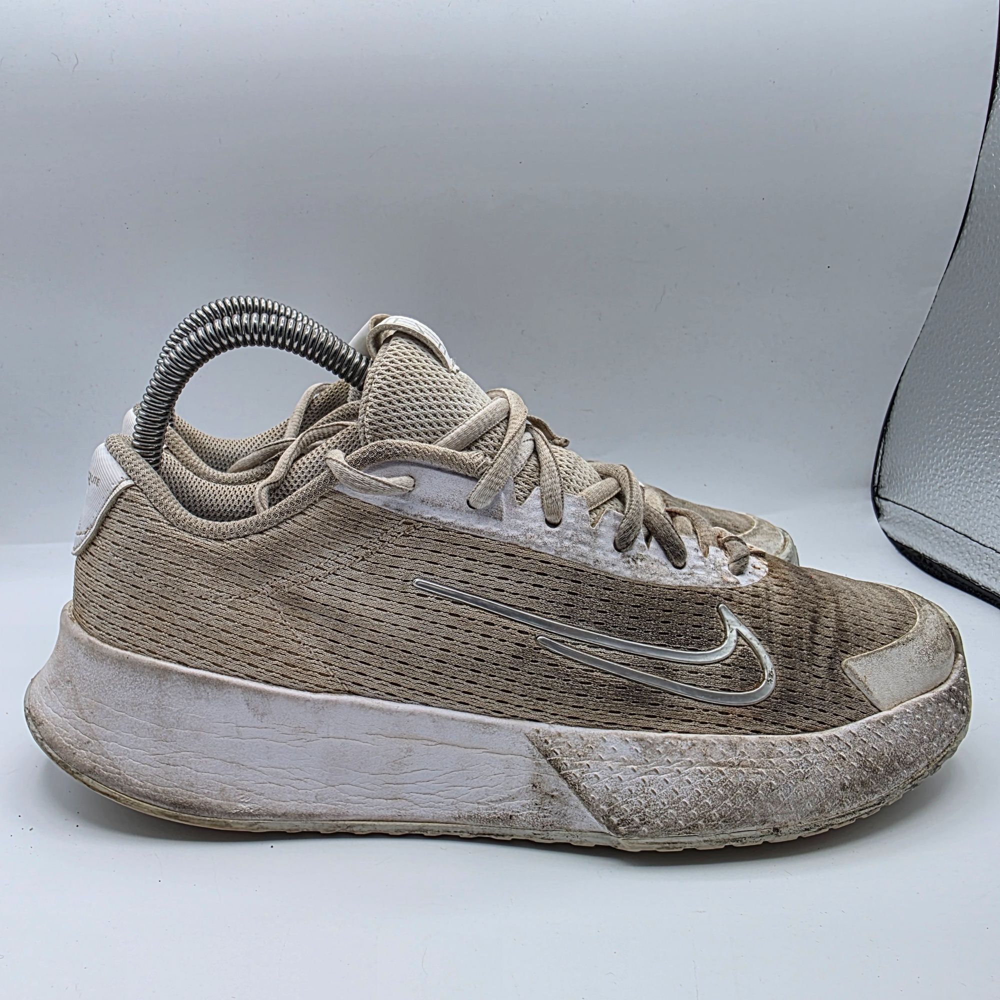 Nike NikeCourt Vapor Lite 2 HC Womens Size 7.5 White Metallic Sil Size US 7.5 / EU 40-41 - 12 Thumbnail