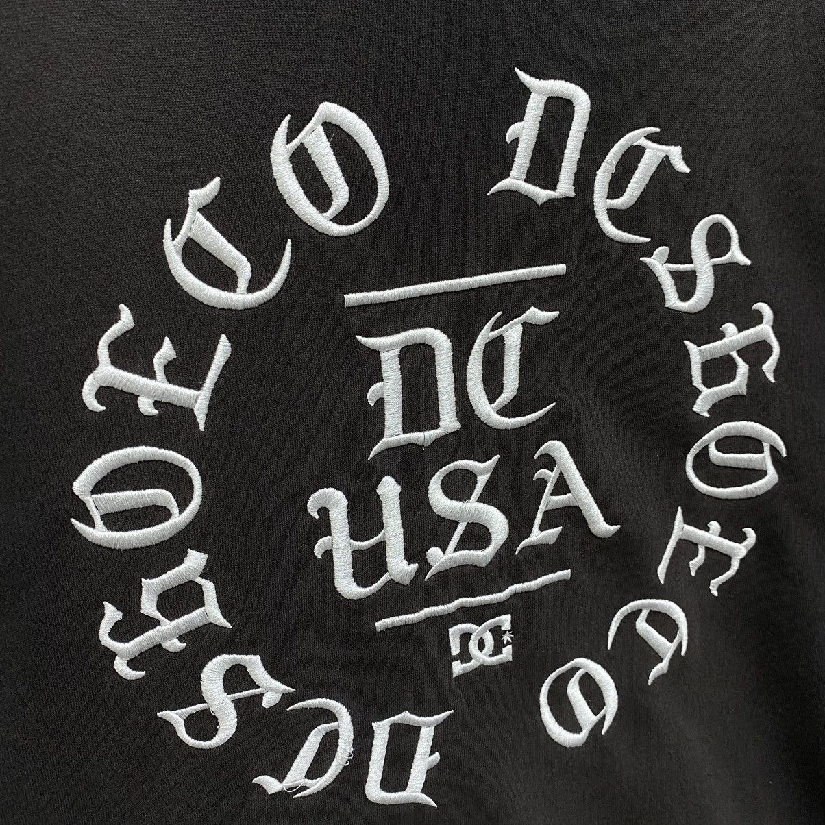 DC Vintage DC Shoes Co USA Hoodie Big Logo Embroidered Black Size US L / EU 52-54 / 3 - 8 Thumbnail