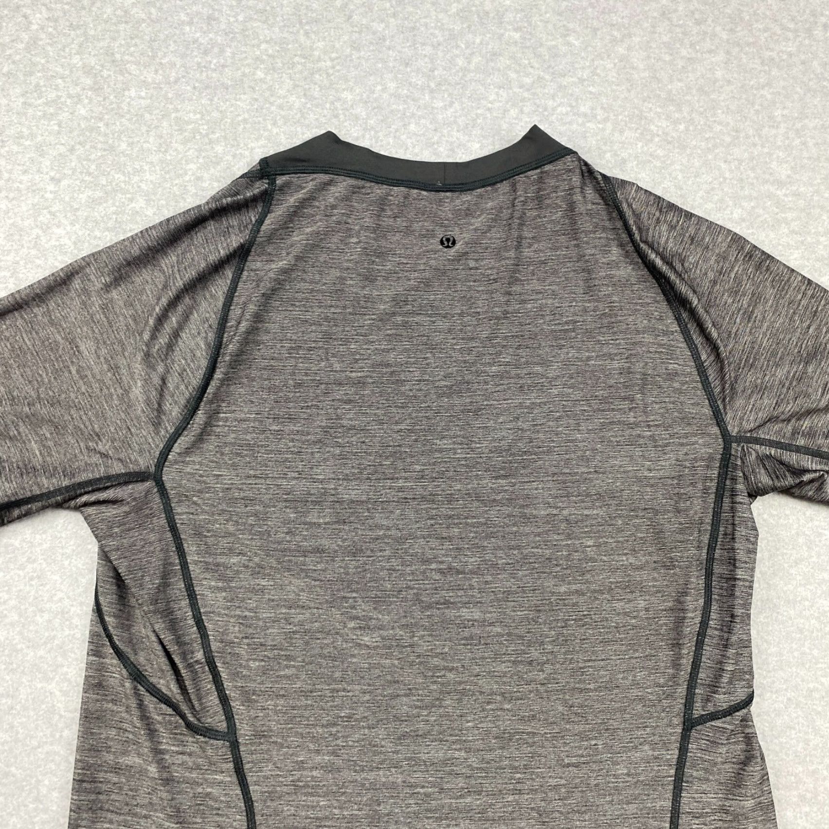 Lululemon Lululemon Reversible Shirt Mens Medium Black Heather Gray Short Sleeve Active Size US M / EU 48-50 / 2 - 7 Thumbnail
