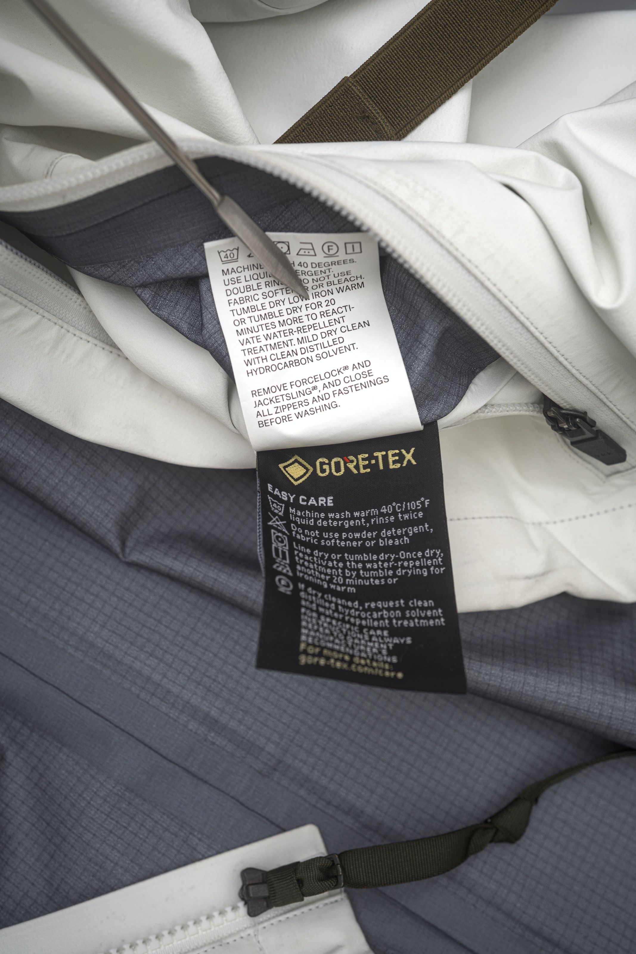 Acronym Acronym J101-GT GORE-TEX Jacket White/RAF Green M Size US S / EU 44-46 / 1 - 3 Thumbnail