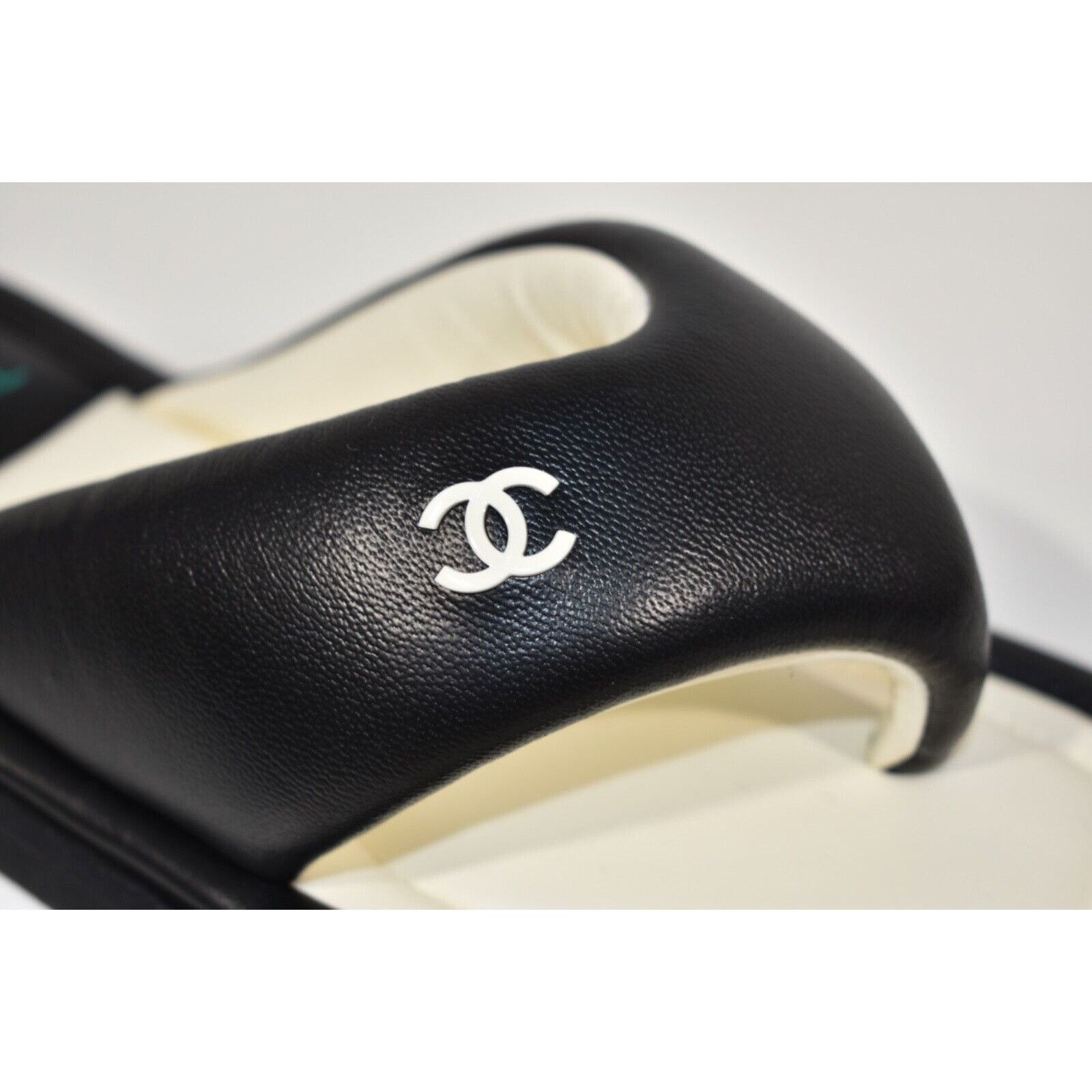 Chanel Chanel 22P Black White Lambskin Padded Pool Thong Logo Size US 12 / IT 42 - 5 Thumbnail