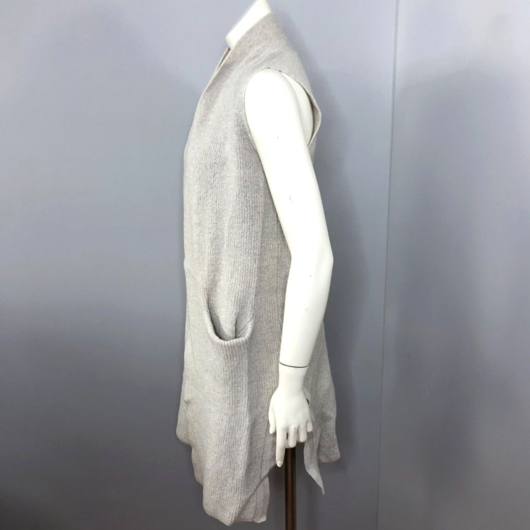 Vintage Wilfred Olivie Sleeveless Cardigan Womens Medium Sweater Light Gray CAM4-3472-49 Size M / US 6-8 / IT 42-44 - 2 Thumbnail