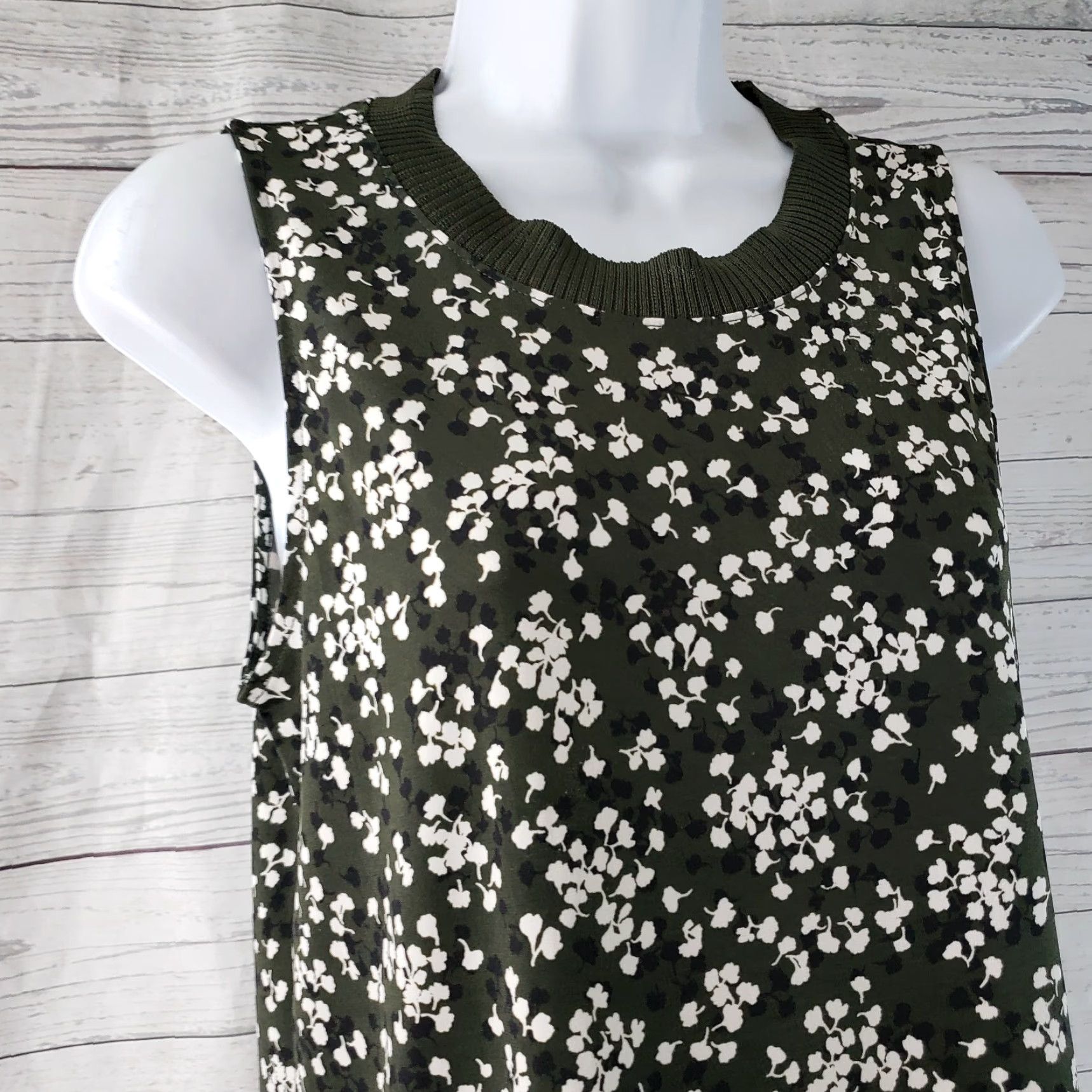 Banana Republic Banana Republic Womens Top XS Green White Floral Sleeveless Blouse Shirt Womens XS Green Floral Sleeveless Ban Republic Size XS / US 0-2 / IT 36-38 - 2 Thumbnail