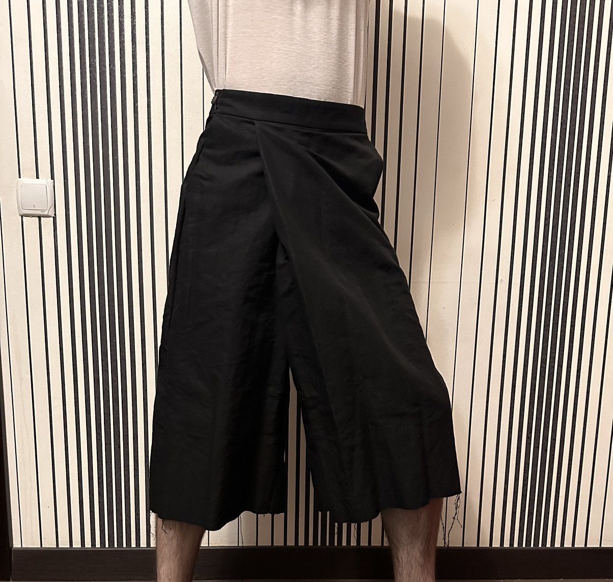 Julius 🪭2009 Julius CANON 2 Japan Asymmetrical Dark Shorts/Pants Size US 28 / EU 44 - 10 Thumbnail