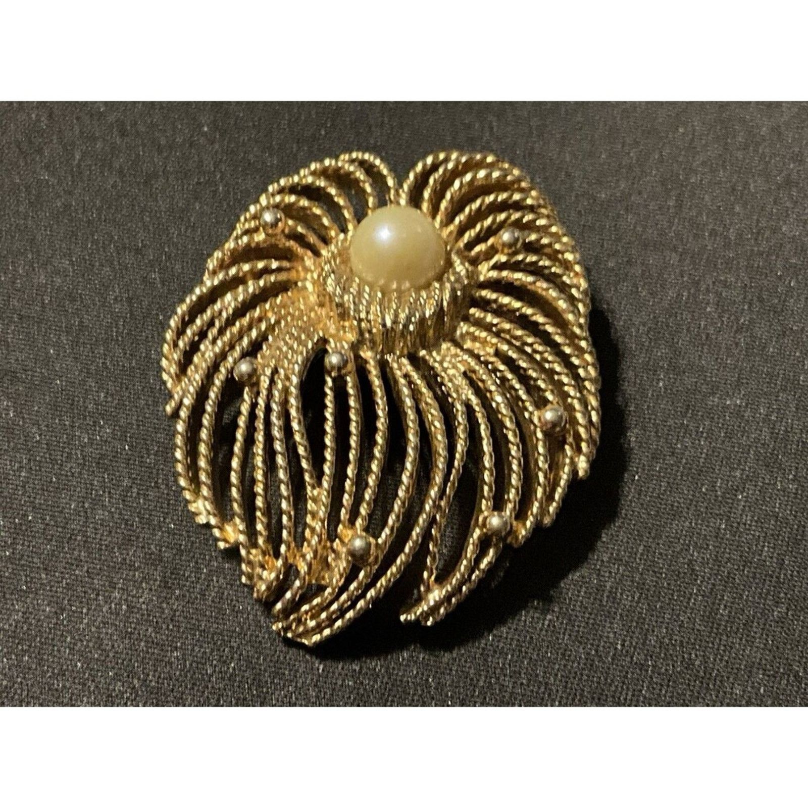 Other Caroline Edmonds Waterfall Gold Tone Faux Pearl Brooch Size ONE SIZE - 1 Thumbnail