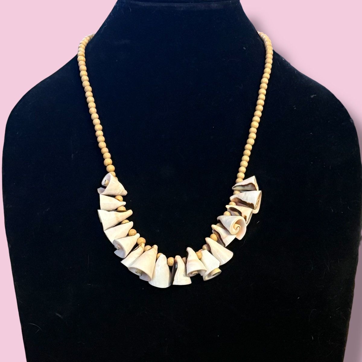Vintage Vintage wooden bead conch shell necklace Size ONE SIZE - 1 Thumbnail
