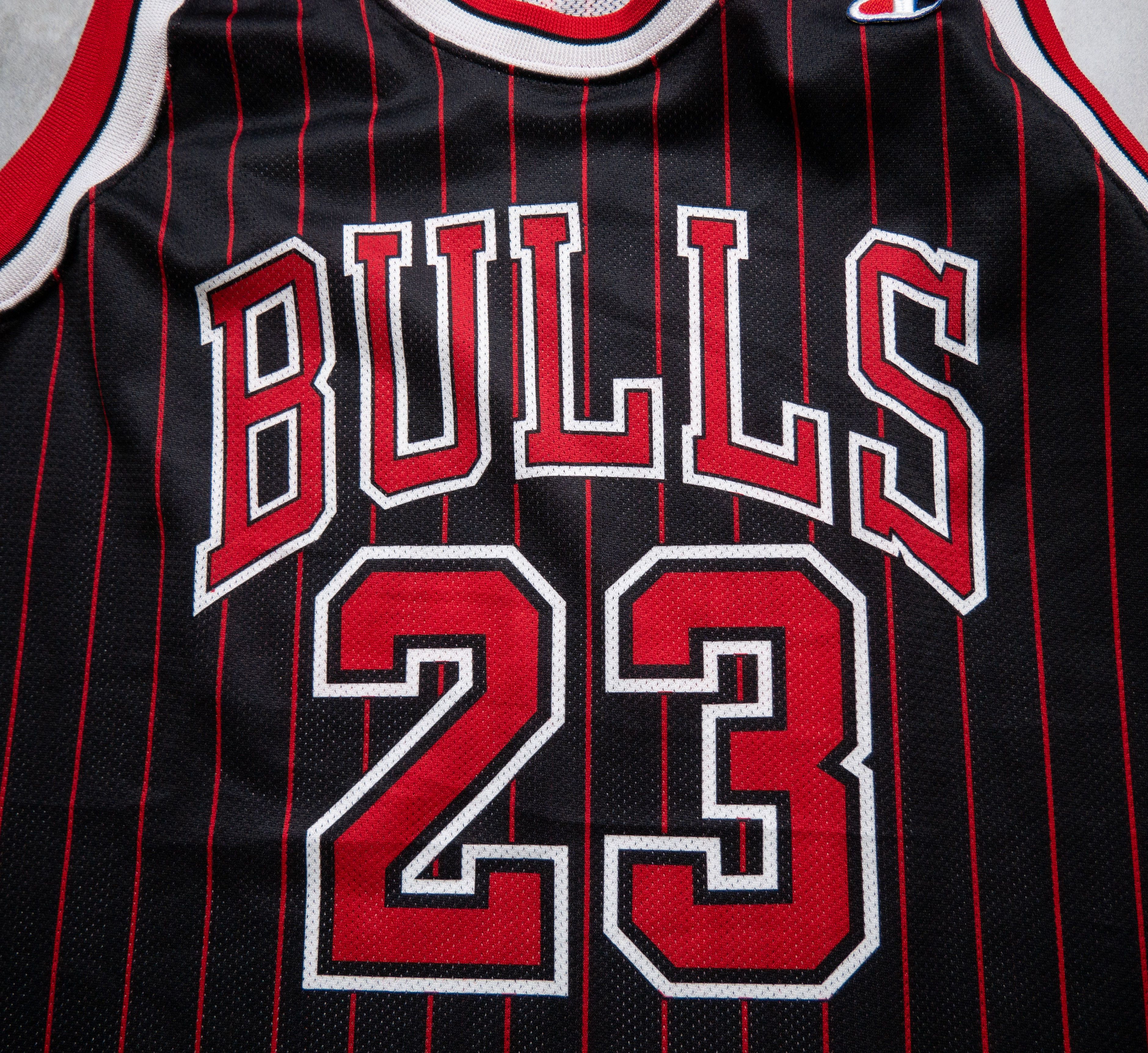 Champion × NBA × Vintage Vintage Champion x NBA Bulls #23 Jordan Striped Jersey Size US XL / EU 56 / 4 - 7 Thumbnail