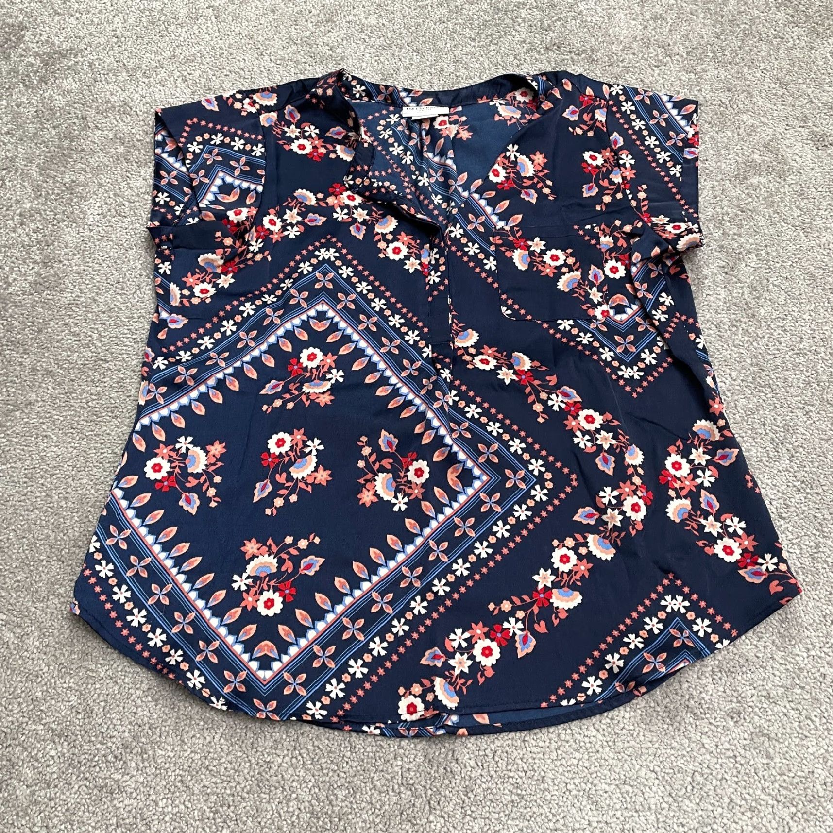 Liz Claiborne Liz Claiborne Satin Blouse Womens Petite Medium Navy Blue Floral V-Neck Casual Size M / US 6-8 / IT 42-44 - 2 Thumbnail