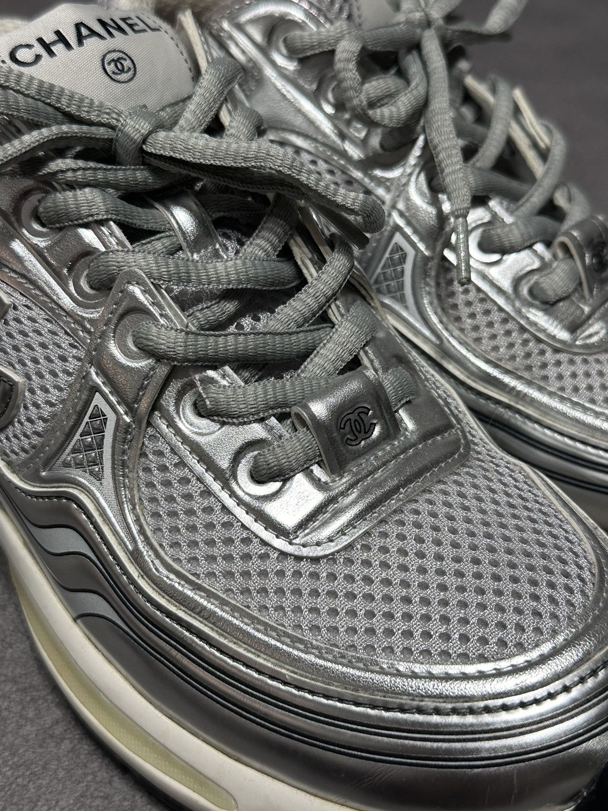Chanel CHANEL CC LOGO TRAINER Size US 5 / IT 35 - 4 Thumbnail