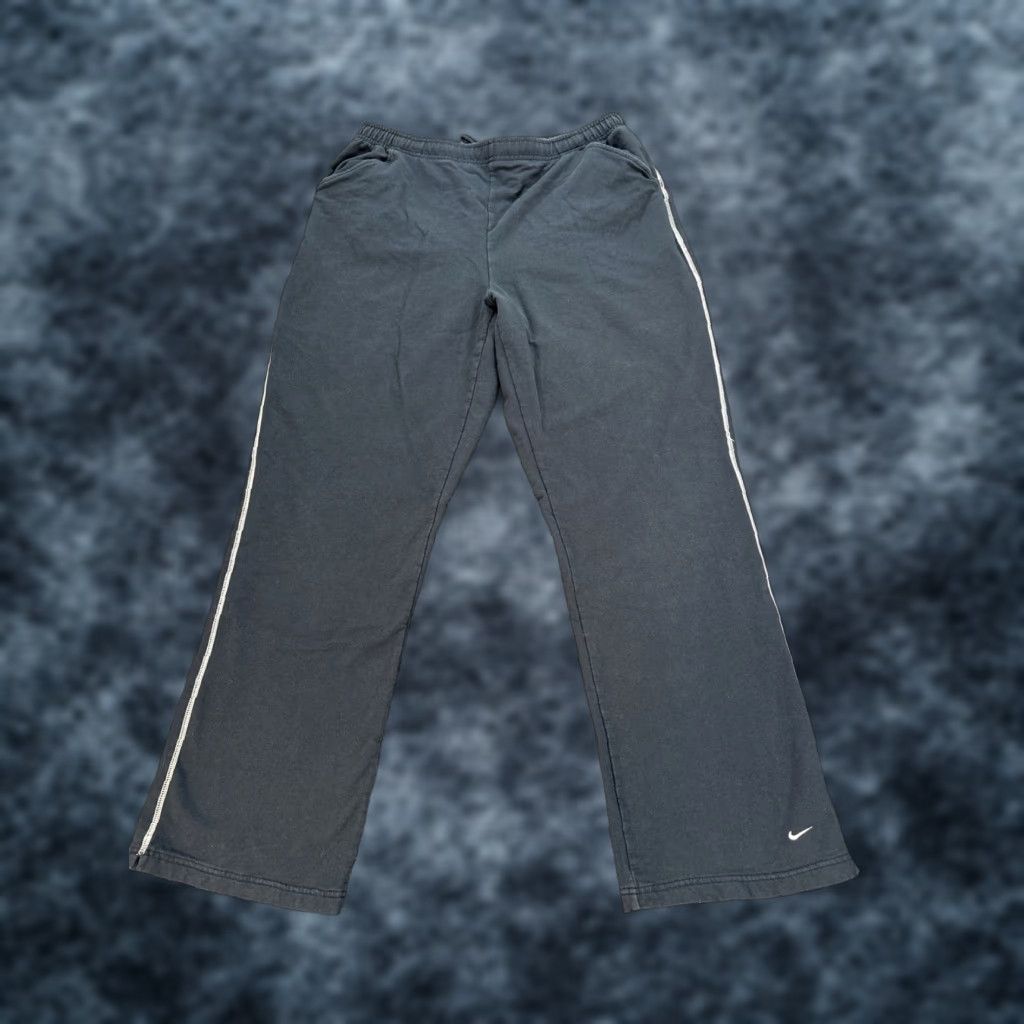 Nike VINTAGE Nike Sweatpants Womens XL Gray Stripe Grunge Y2K Pants Womens XL Gray Striped Grunge Activewear Size 40" / US 18 - 1 Thumbnail